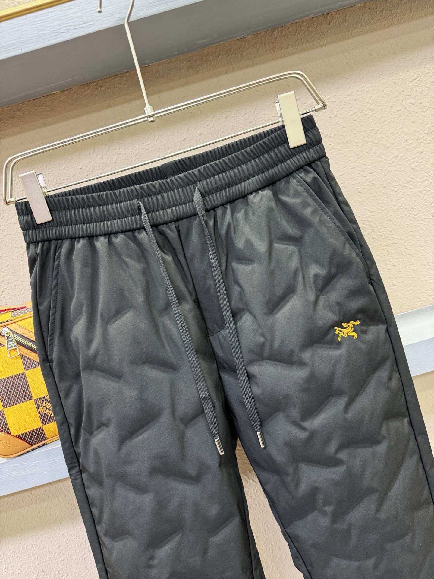 ARC‘TERYX/始祖鸟 秋冬新款防寒机能羽绒裤，经典羽绒长裤，防风防雨雪，内里大朵绒填充，舒适保暖。
