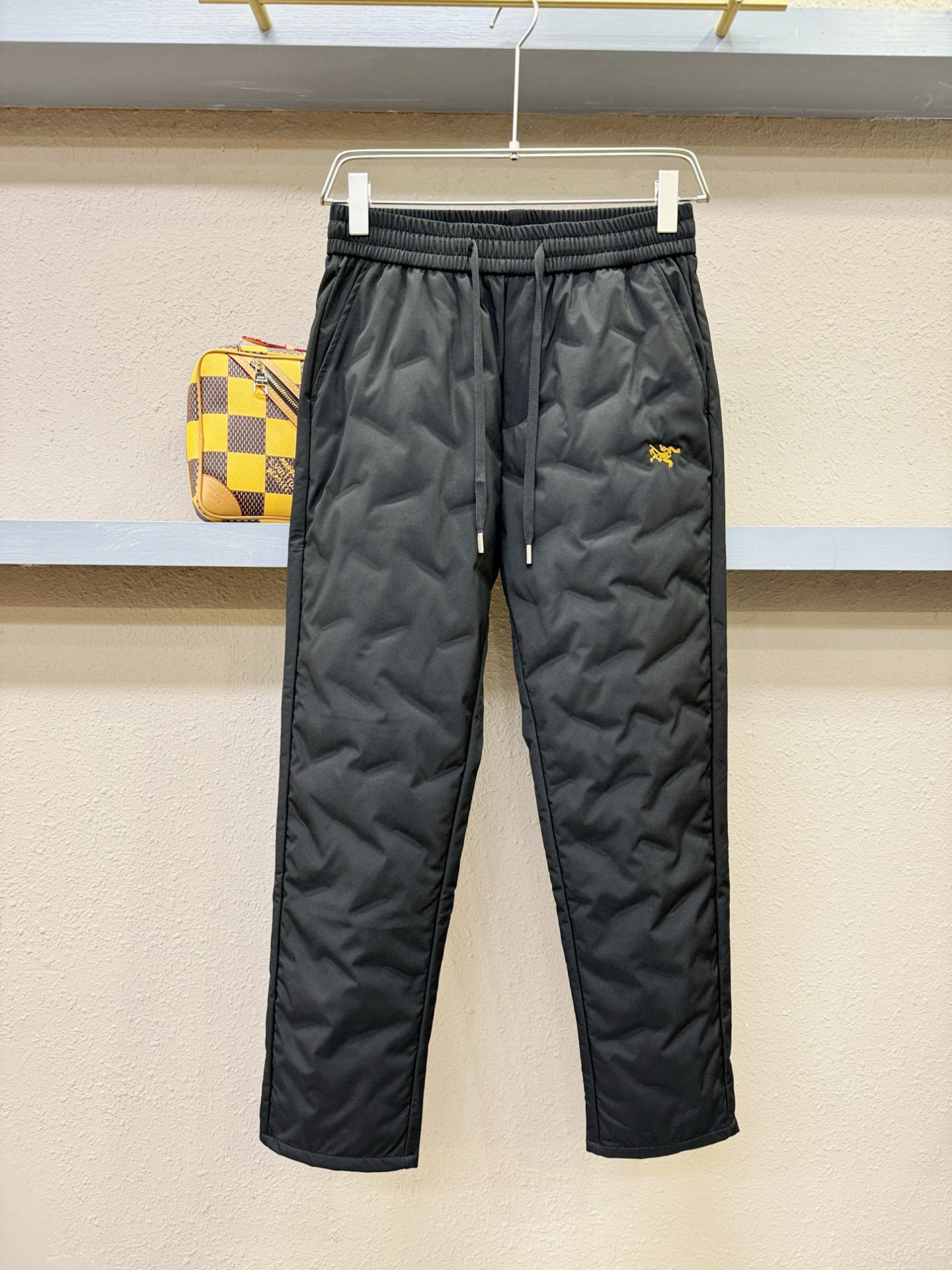 ARC‘TERYX/始祖鸟 秋冬新款防寒机能羽绒裤，经典羽绒长裤，防风防雨雪，内里大朵绒填充，舒适保暖。