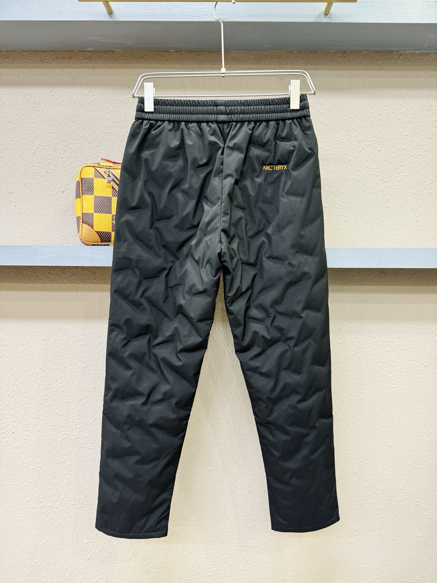 ARC‘TERYX/始祖鸟 秋冬新款防寒机能羽绒裤，经典羽绒长裤，防风防雨雪，内里大朵绒填充，舒适保暖。