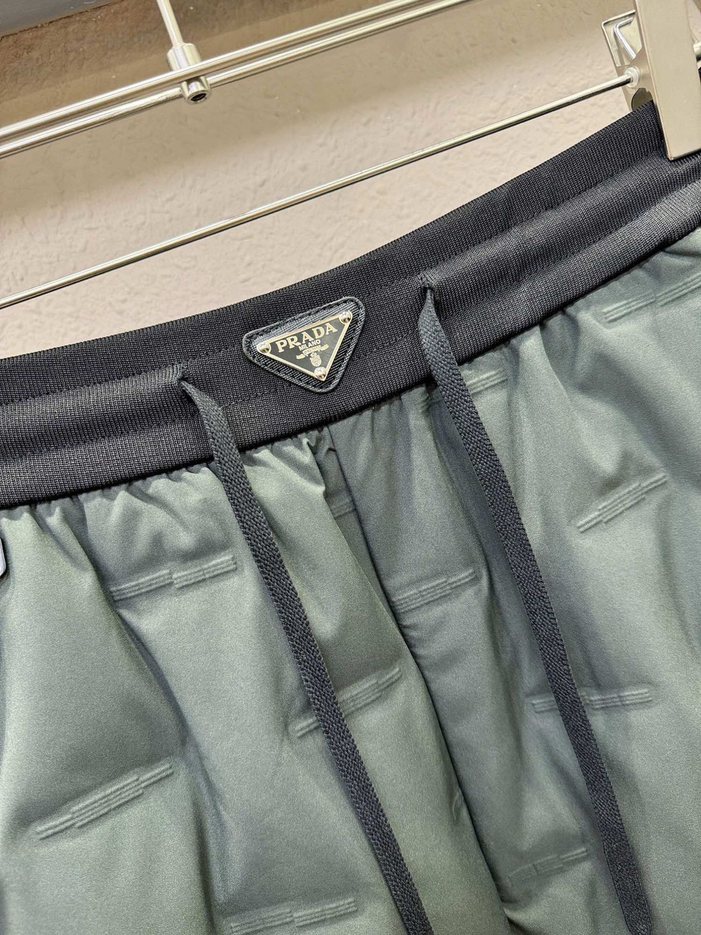 PRADA 普拉达 秋冬新款防寒机能羽绒裤，经典羽绒长裤，防风防雨雪，内里大朵绒填充，舒适保暖。运动时尚