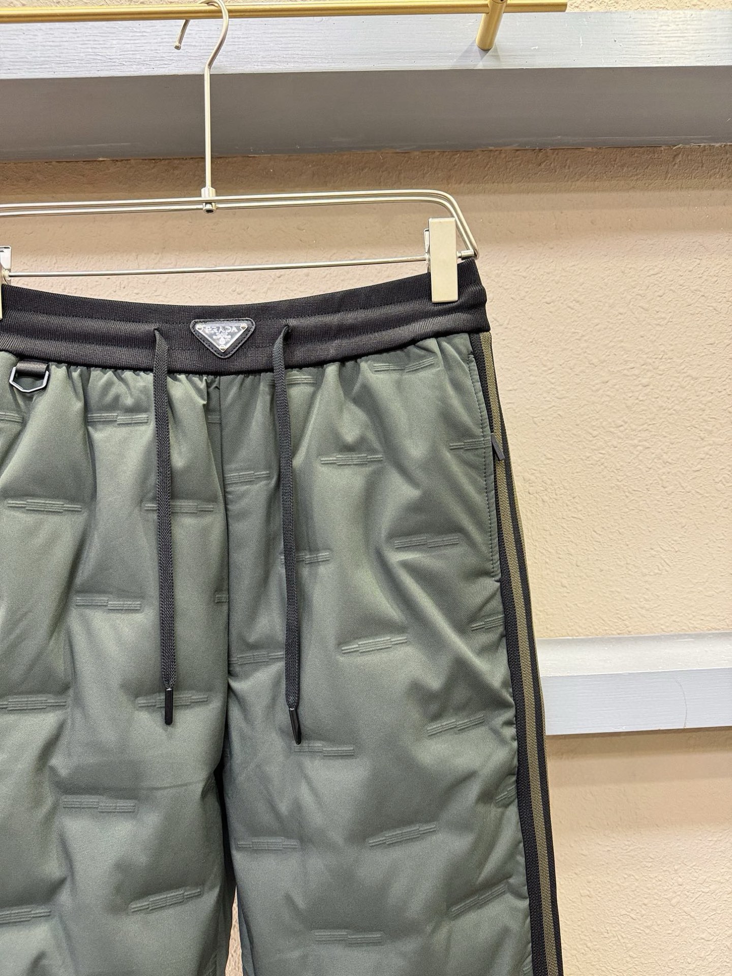 PRADA 普拉达 秋冬新款防寒机能羽绒裤，经典羽绒长裤，防风防雨雪，内里大朵绒填充，舒适保暖。运动时尚