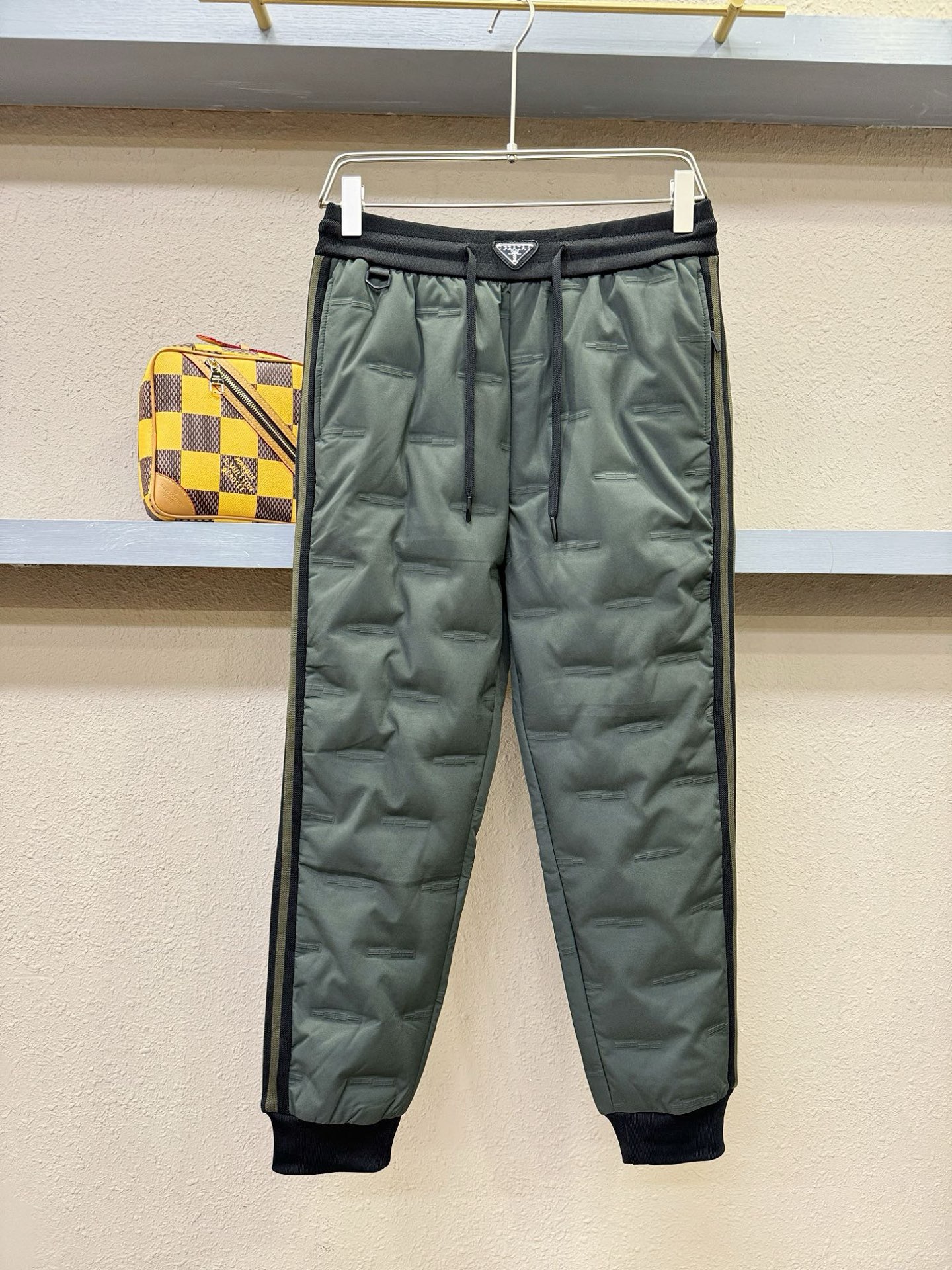 PRADA 普拉达 秋冬新款防寒机能羽绒裤，经典羽绒长裤，防风防雨雪，内里大朵绒填充，舒适保暖。运动时尚