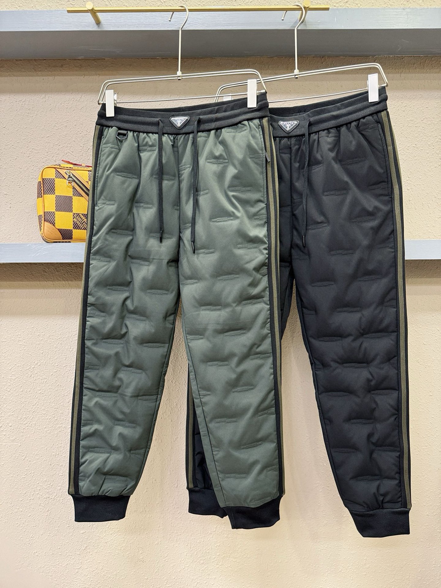 PRADA 普拉达 秋冬新款防寒机能羽绒裤，经典羽绒长裤，防风防雨雪，内里大朵绒填充，舒适保暖。运动时尚