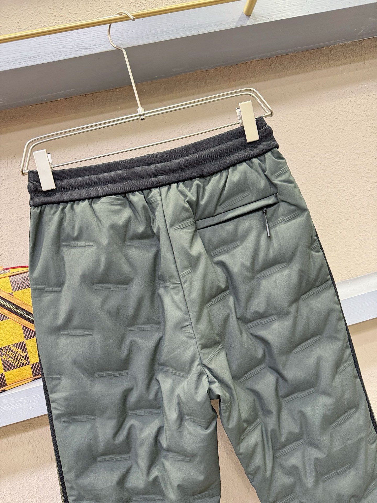 PRADA 普拉达 秋冬新款防寒机能羽绒裤，经典羽绒长裤，防风防雨雪，内里大朵绒填充，舒适保暖。运动时尚