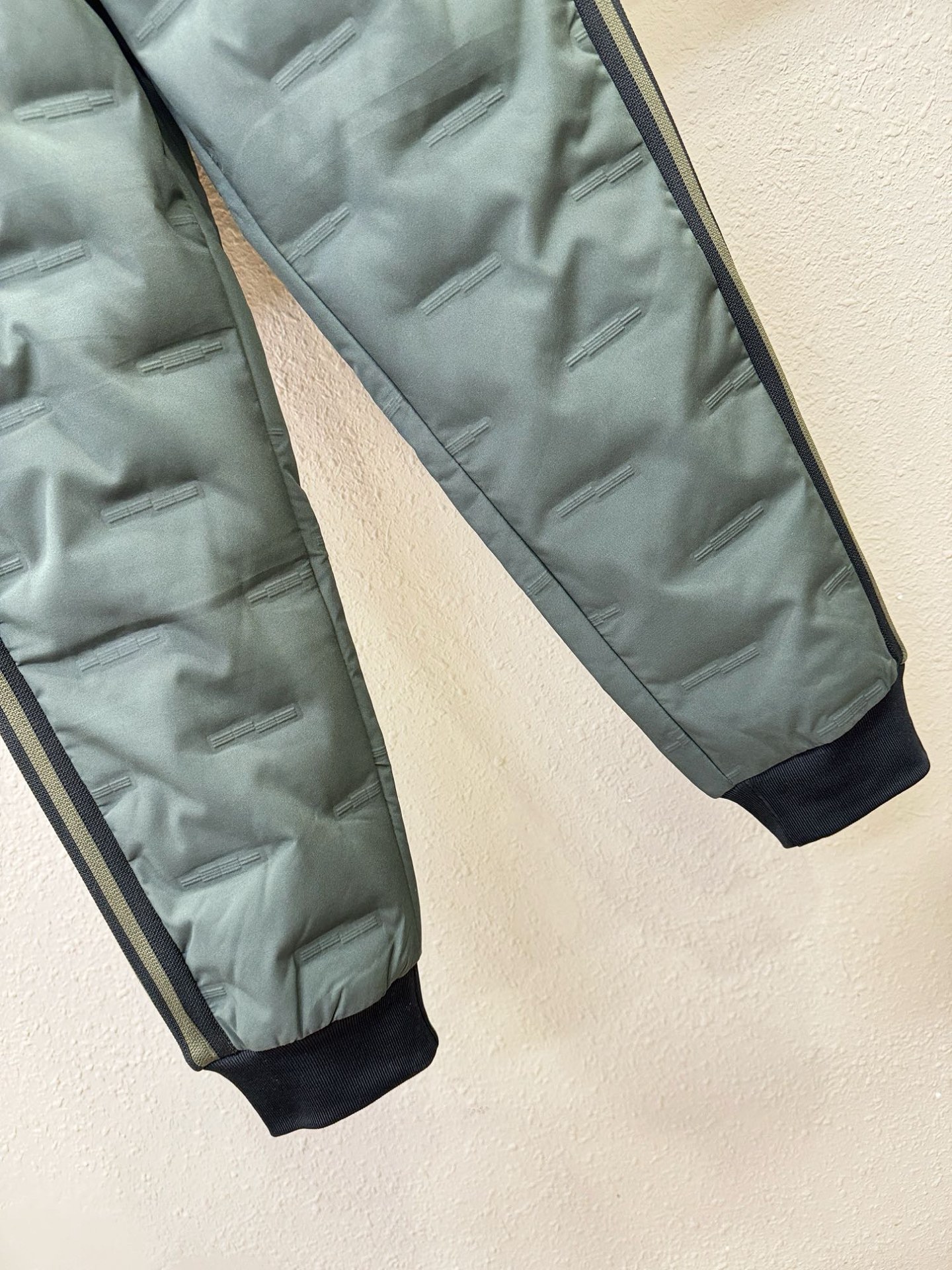 PRADA 普拉达 秋冬新款防寒机能羽绒裤，经典羽绒长裤，防风防雨雪，内里大朵绒填充，舒适保暖。运动时尚