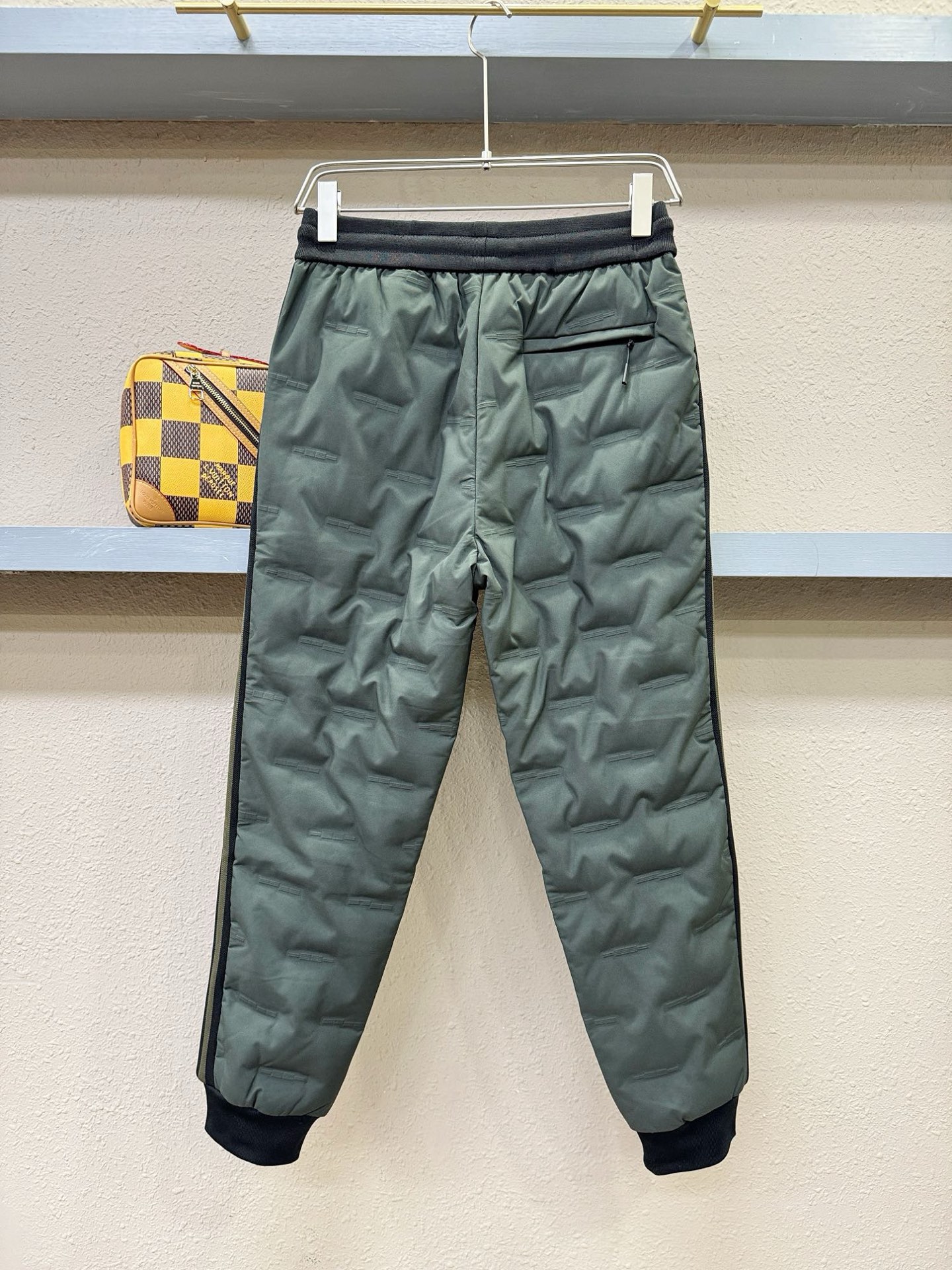 PRADA 普拉达 秋冬新款防寒机能羽绒裤，经典羽绒长裤，防风防雨雪，内里大朵绒填充，舒适保暖。运动时尚