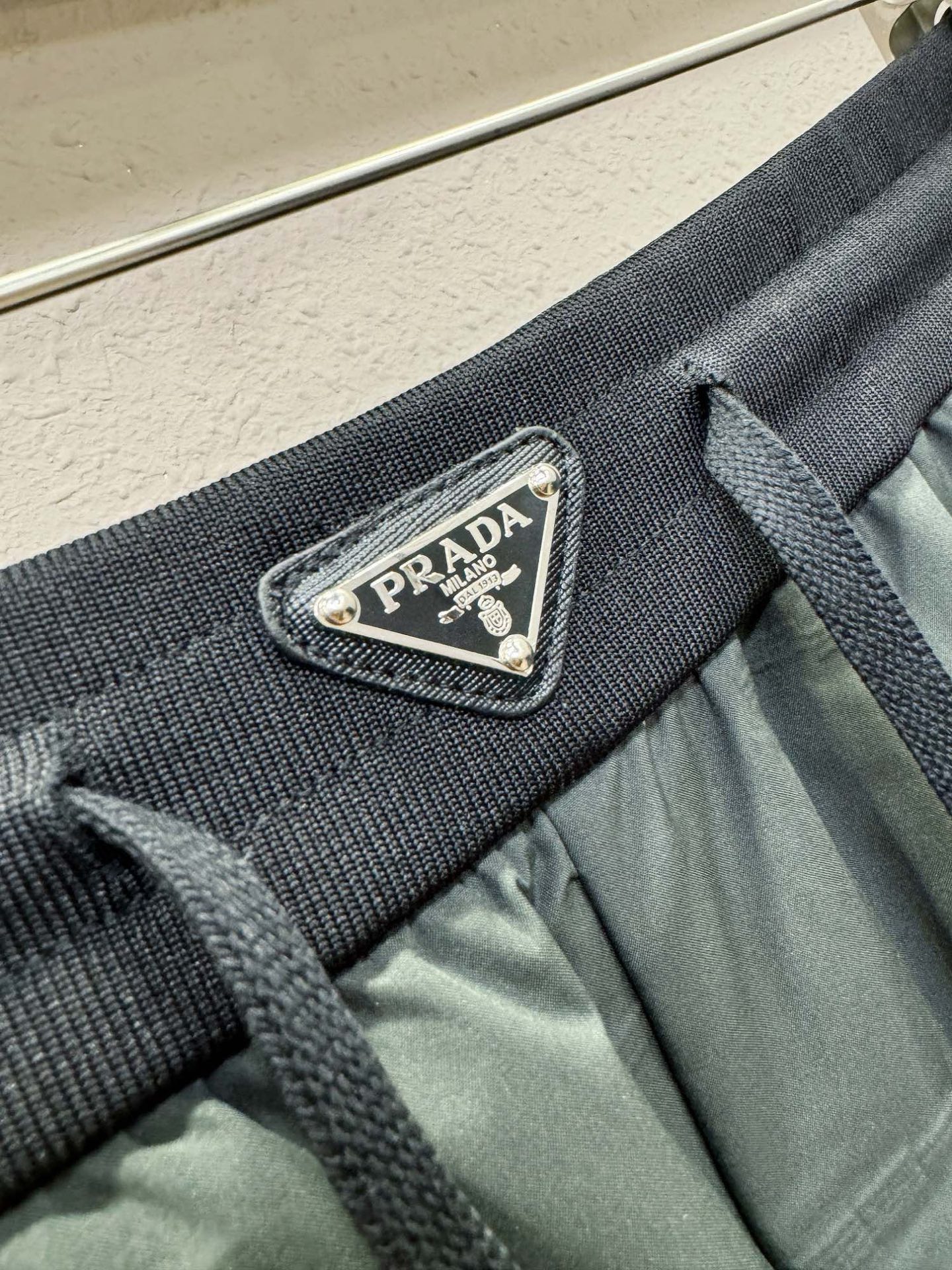 PRADA 普拉达 秋冬新款防寒机能羽绒裤，经典羽绒长裤，防风防雨雪，内里大朵绒填充，舒适保暖。运动时尚