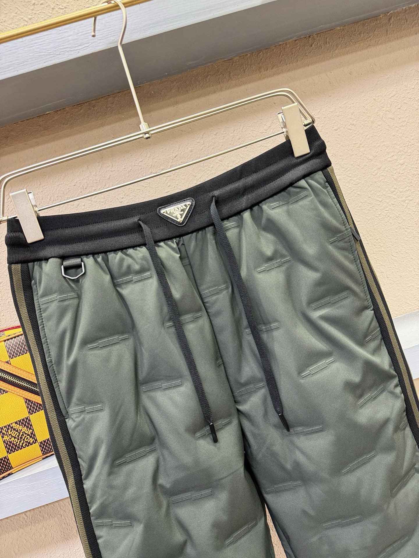 PRADA 普拉达 秋冬新款防寒机能羽绒裤，经典羽绒长裤，防风防雨雪，内里大朵绒填充，舒适保暖。运动时尚