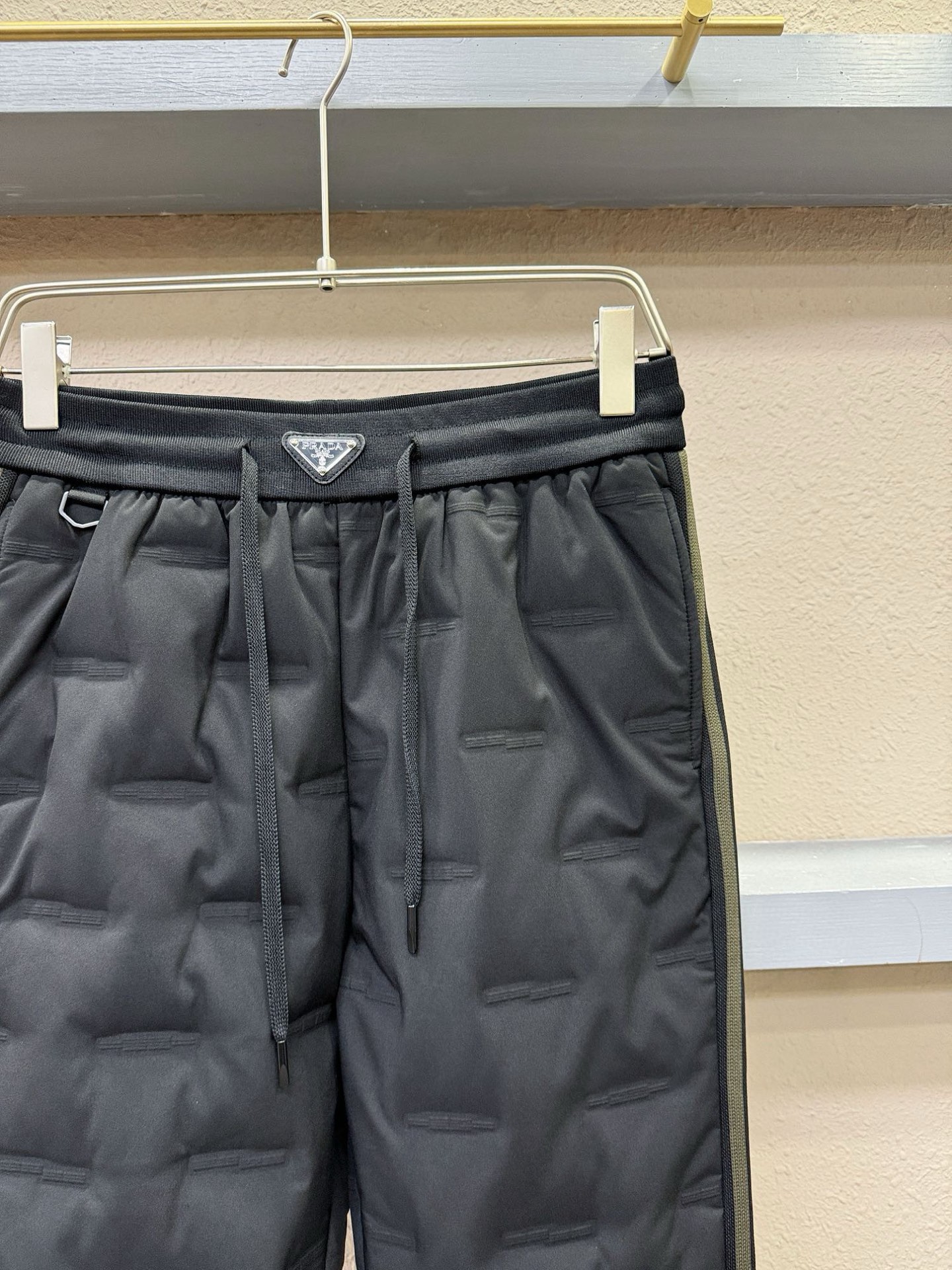 PRADA 普拉达 秋冬新款防寒机能羽绒裤，经典羽绒长裤，防风防雨雪，内里大朵绒填充，舒适保暖。运动时尚