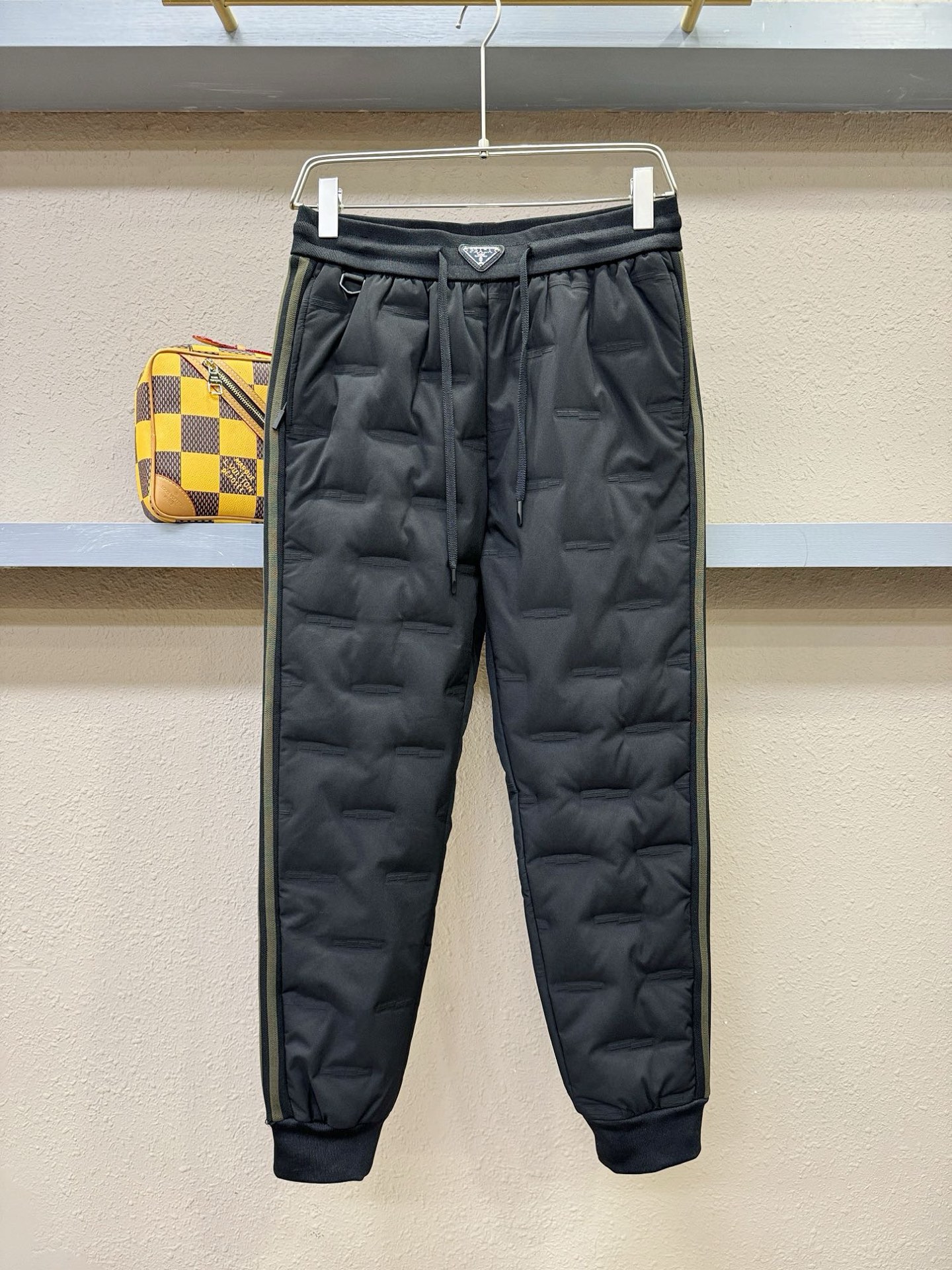 PRADA 普拉达 秋冬新款防寒机能羽绒裤，经典羽绒长裤，防风防雨雪，内里大朵绒填充，舒适保暖。运动时尚