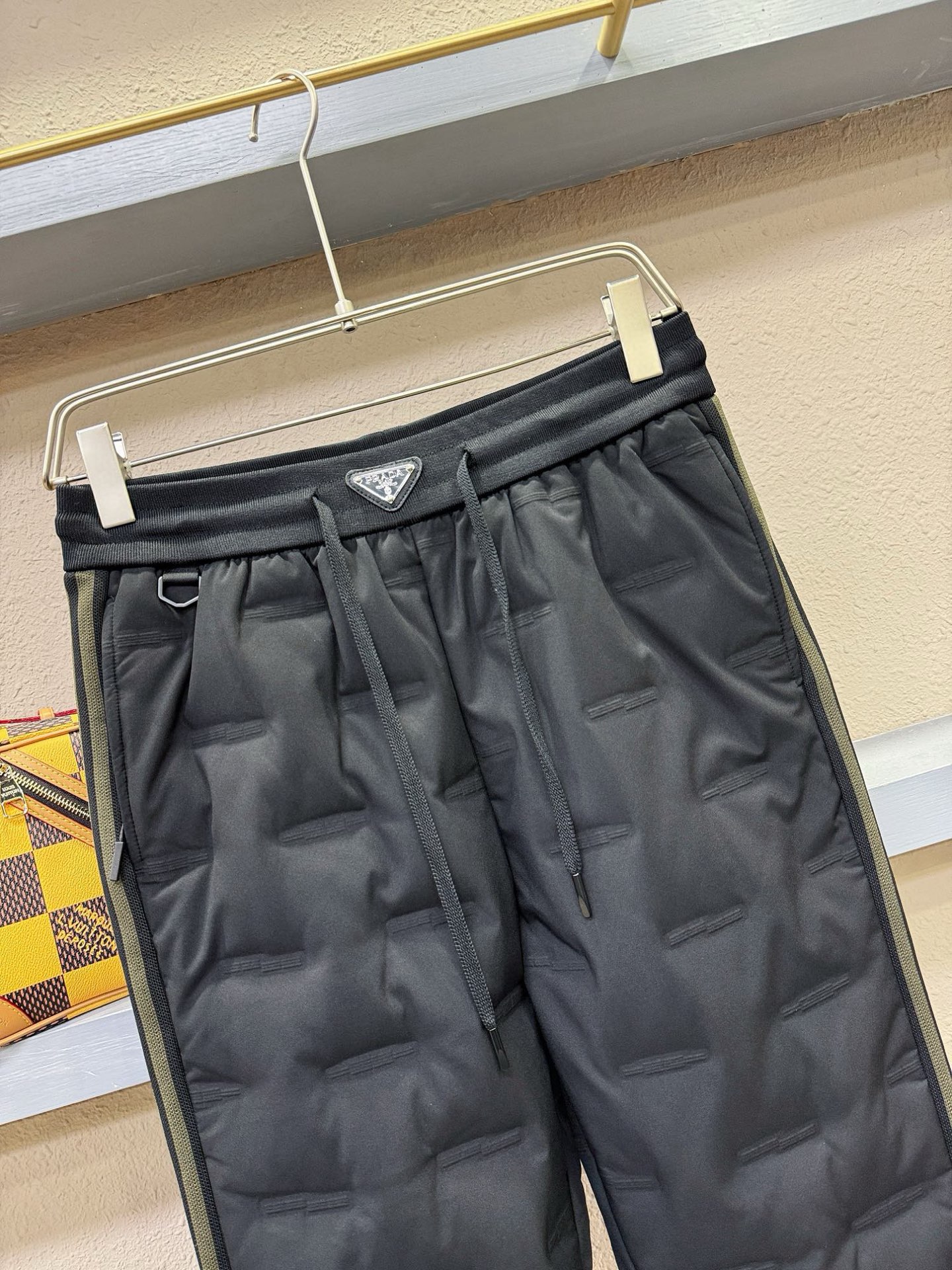 PRADA 普拉达 秋冬新款防寒机能羽绒裤，经典羽绒长裤，防风防雨雪，内里大朵绒填充，舒适保暖。运动时尚