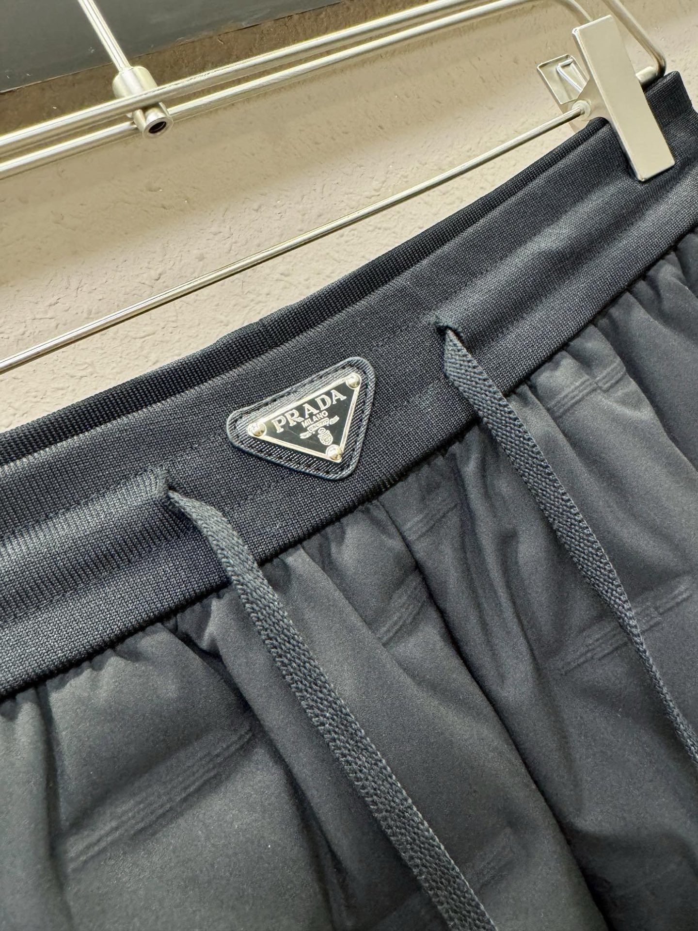 PRADA 普拉达 秋冬新款防寒机能羽绒裤，经典羽绒长裤，防风防雨雪，内里大朵绒填充，舒适保暖。运动时尚