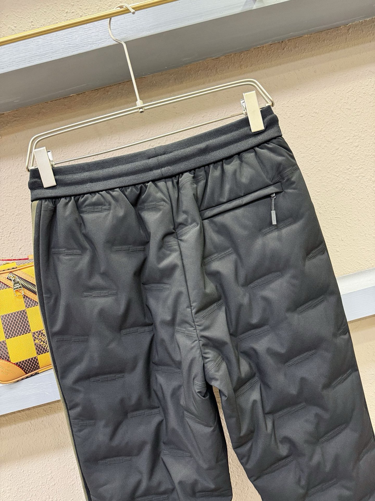 PRADA 普拉达 秋冬新款防寒机能羽绒裤，经典羽绒长裤，防风防雨雪，内里大朵绒填充，舒适保暖。运动时尚