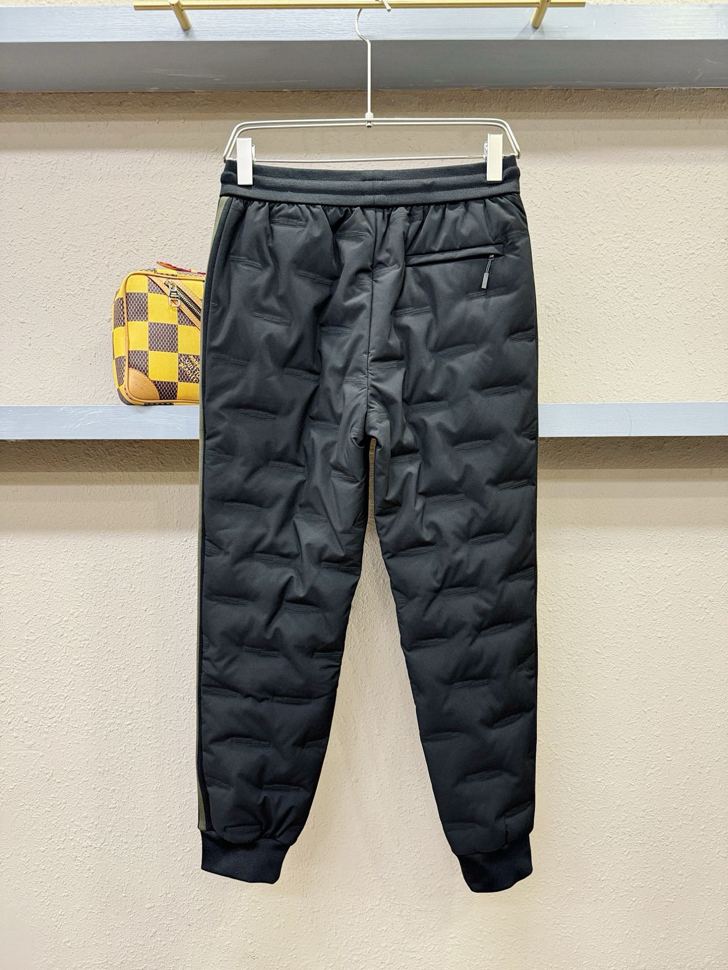 PRADA 普拉达 秋冬新款防寒机能羽绒裤，经典羽绒长裤，防风防雨雪，内里大朵绒填充，舒适保暖。运动时尚