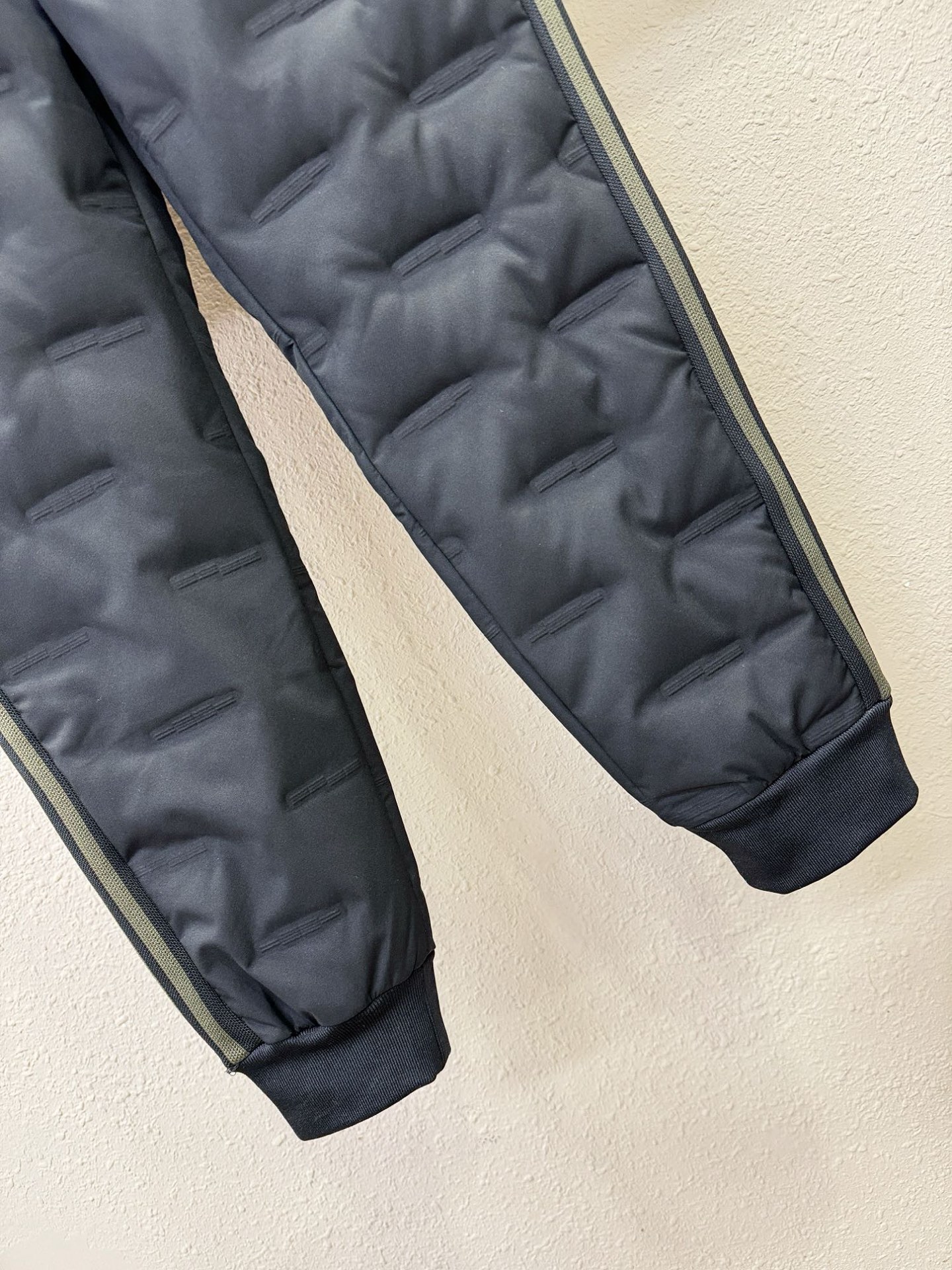 PRADA 普拉达 秋冬新款防寒机能羽绒裤，经典羽绒长裤，防风防雨雪，内里大朵绒填充，舒适保暖。运动时尚