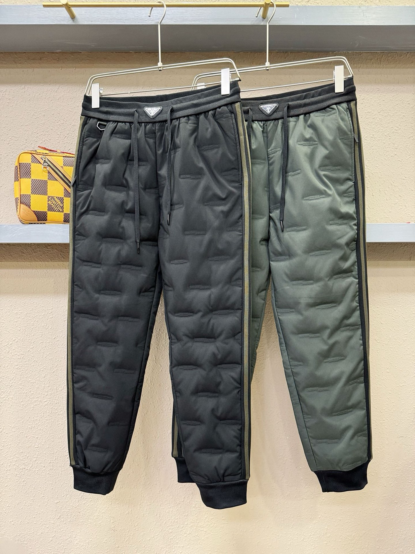 PRADA 普拉达 秋冬新款防寒机能羽绒裤，经典羽绒长裤，防风防雨雪，内里大朵绒填充，舒适保暖。运动时尚