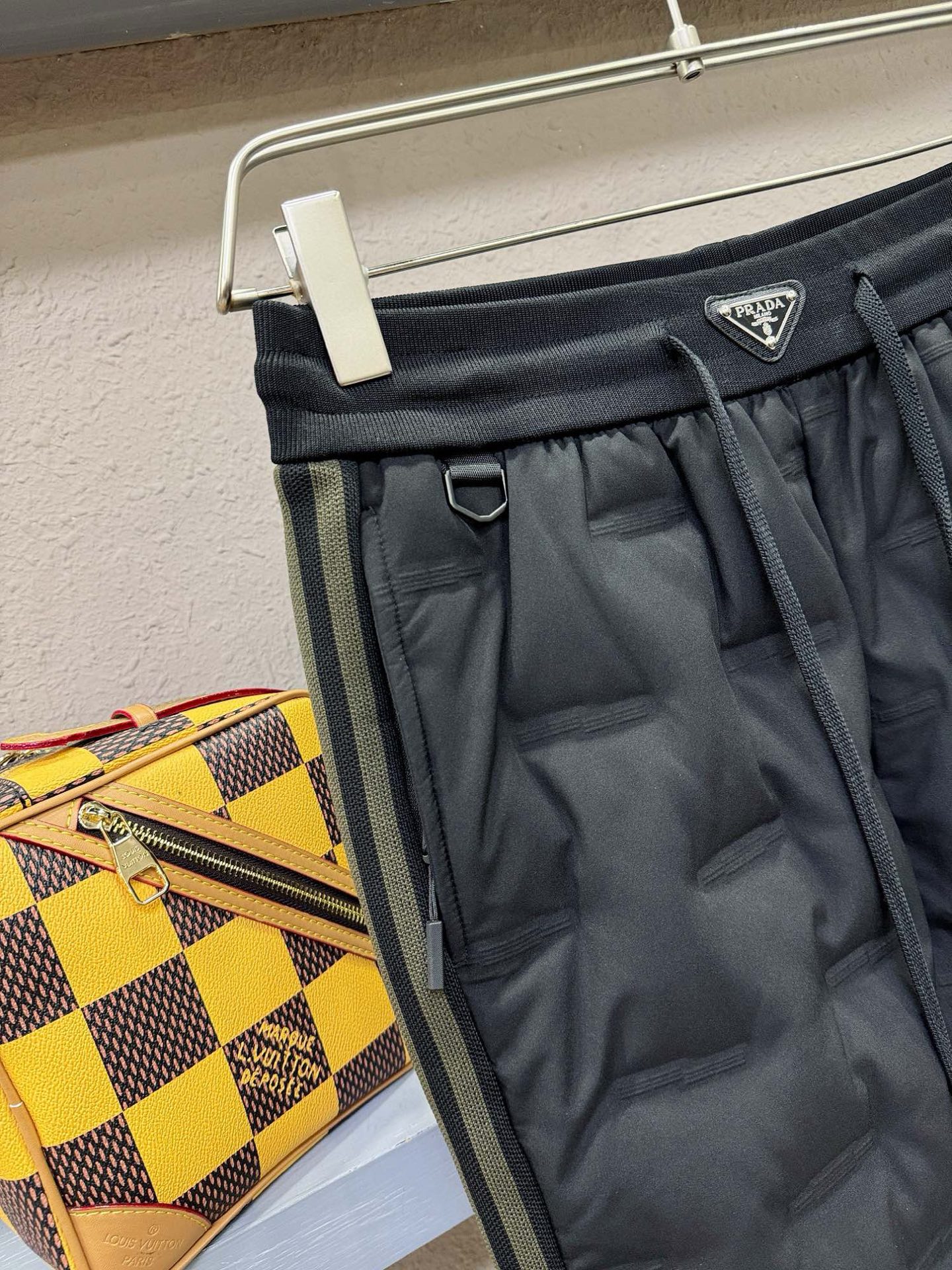 PRADA 普拉达 秋冬新款防寒机能羽绒裤，经典羽绒长裤，防风防雨雪，内里大朵绒填充，舒适保暖。运动时尚