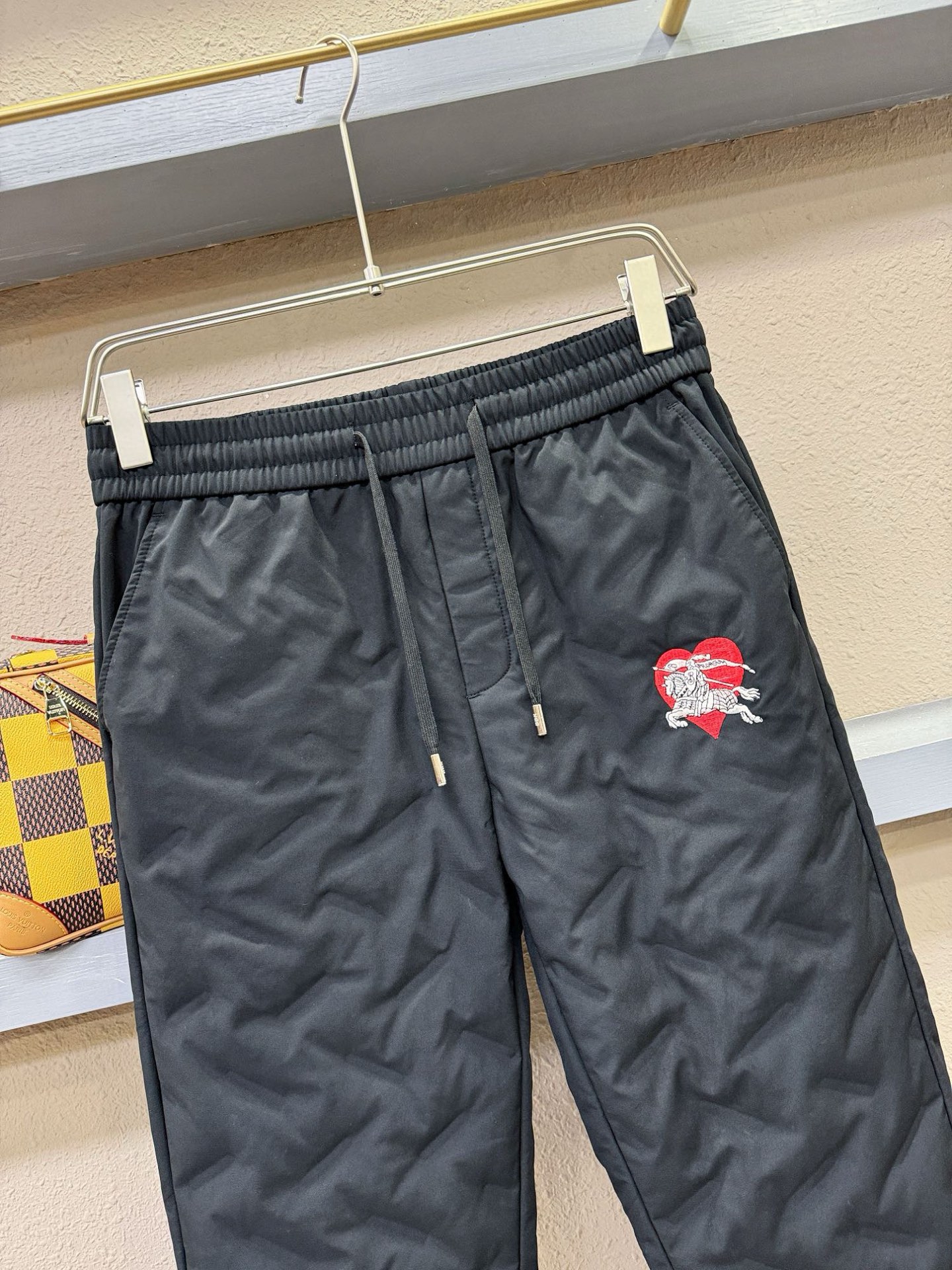 BURBERRY巴宝莉 秋冬新款防寒机能羽绒裤，经典羽绒长裤，防风防雨雪，内里大朵绒填充，舒适保暖。运动