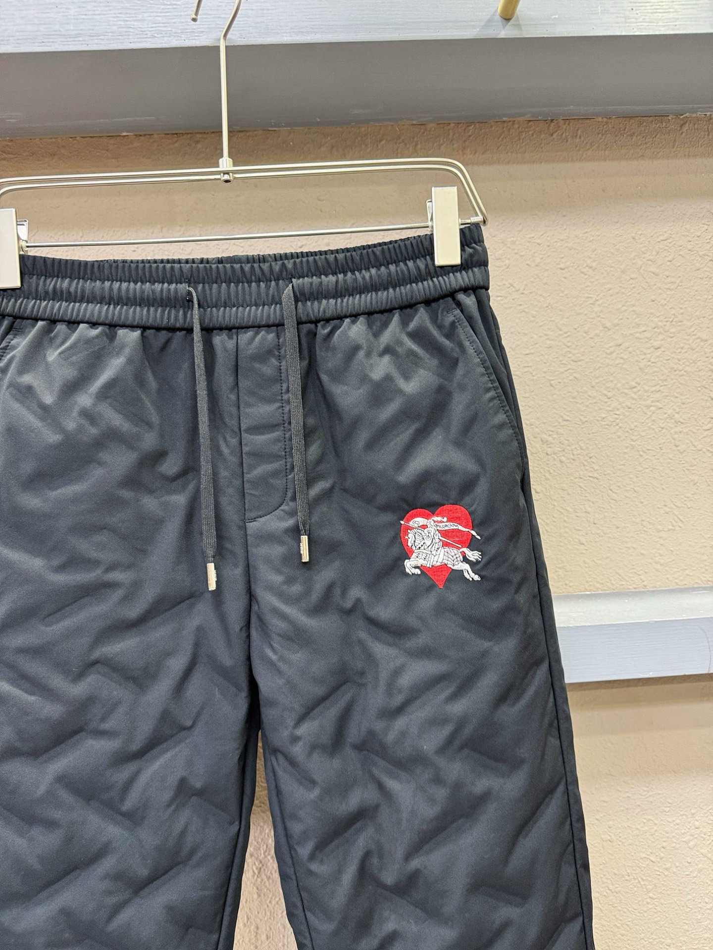 BURBERRY巴宝莉 秋冬新款防寒机能羽绒裤，经典羽绒长裤，防风防雨雪，内里大朵绒填充，舒适保暖。运动