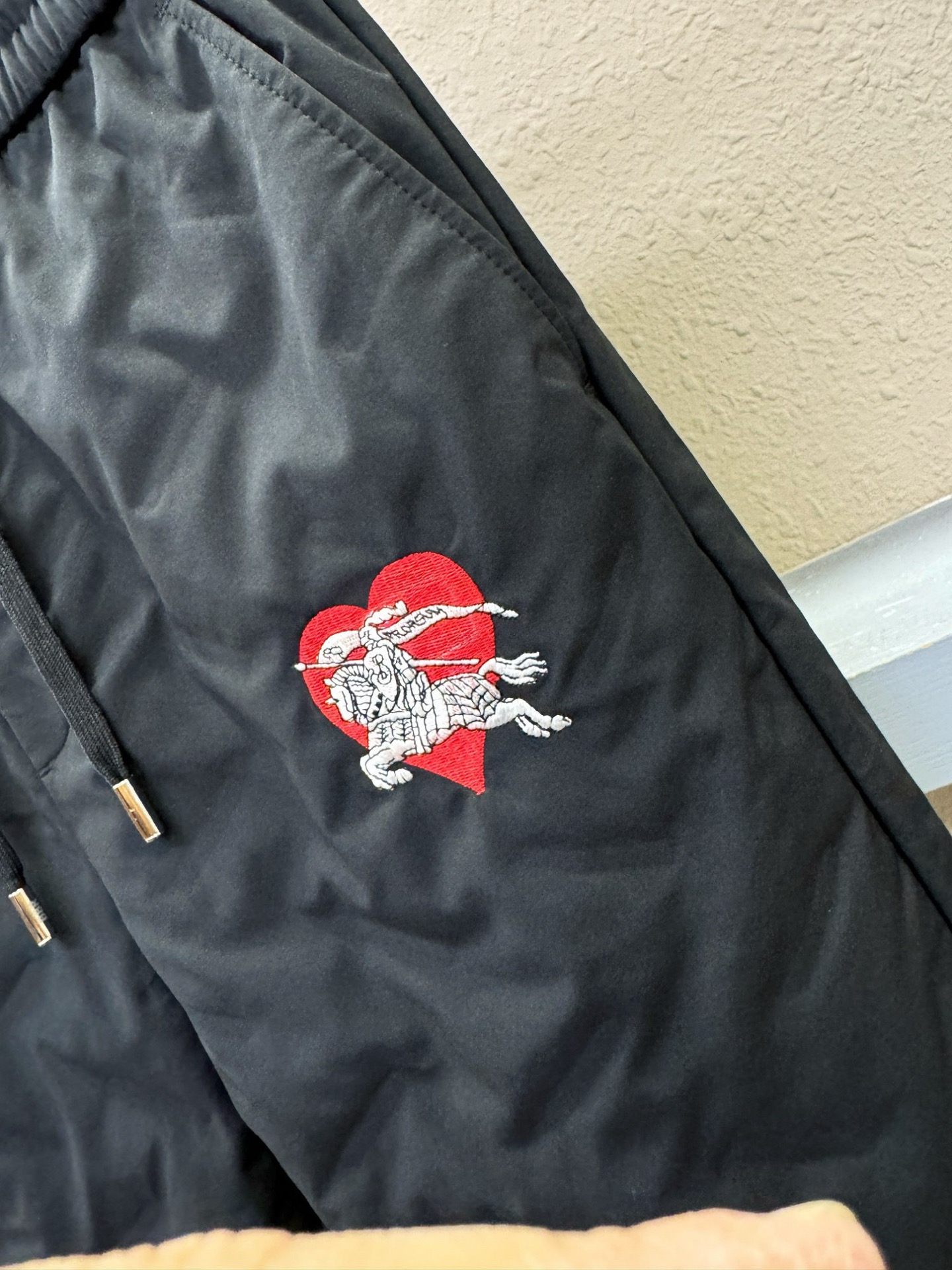 BURBERRY巴宝莉 秋冬新款防寒机能羽绒裤，经典羽绒长裤，防风防雨雪，内里大朵绒填充，舒适保暖。运动