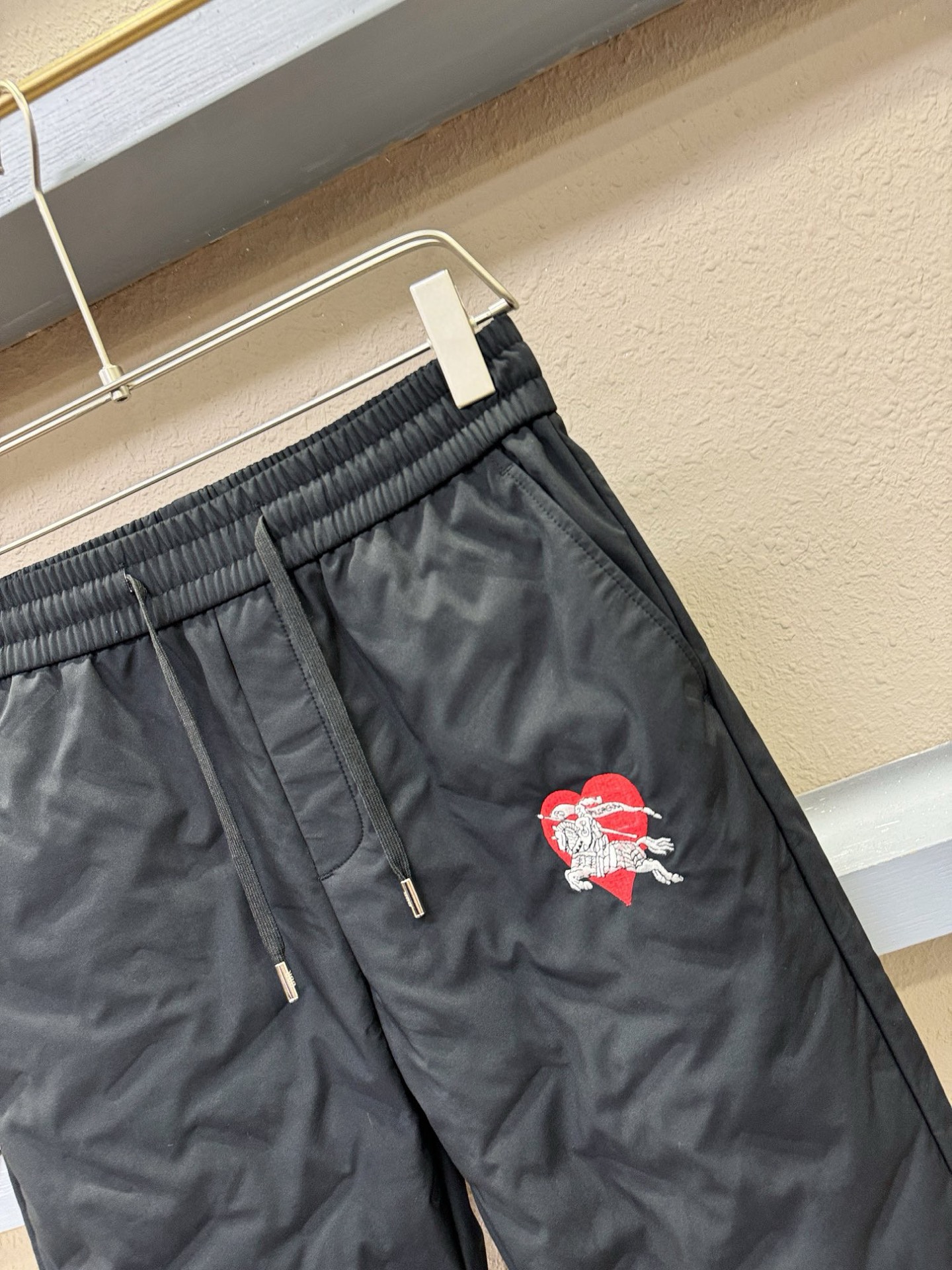 BURBERRY巴宝莉 秋冬新款防寒机能羽绒裤，经典羽绒长裤，防风防雨雪，内里大朵绒填充，舒适保暖。运动