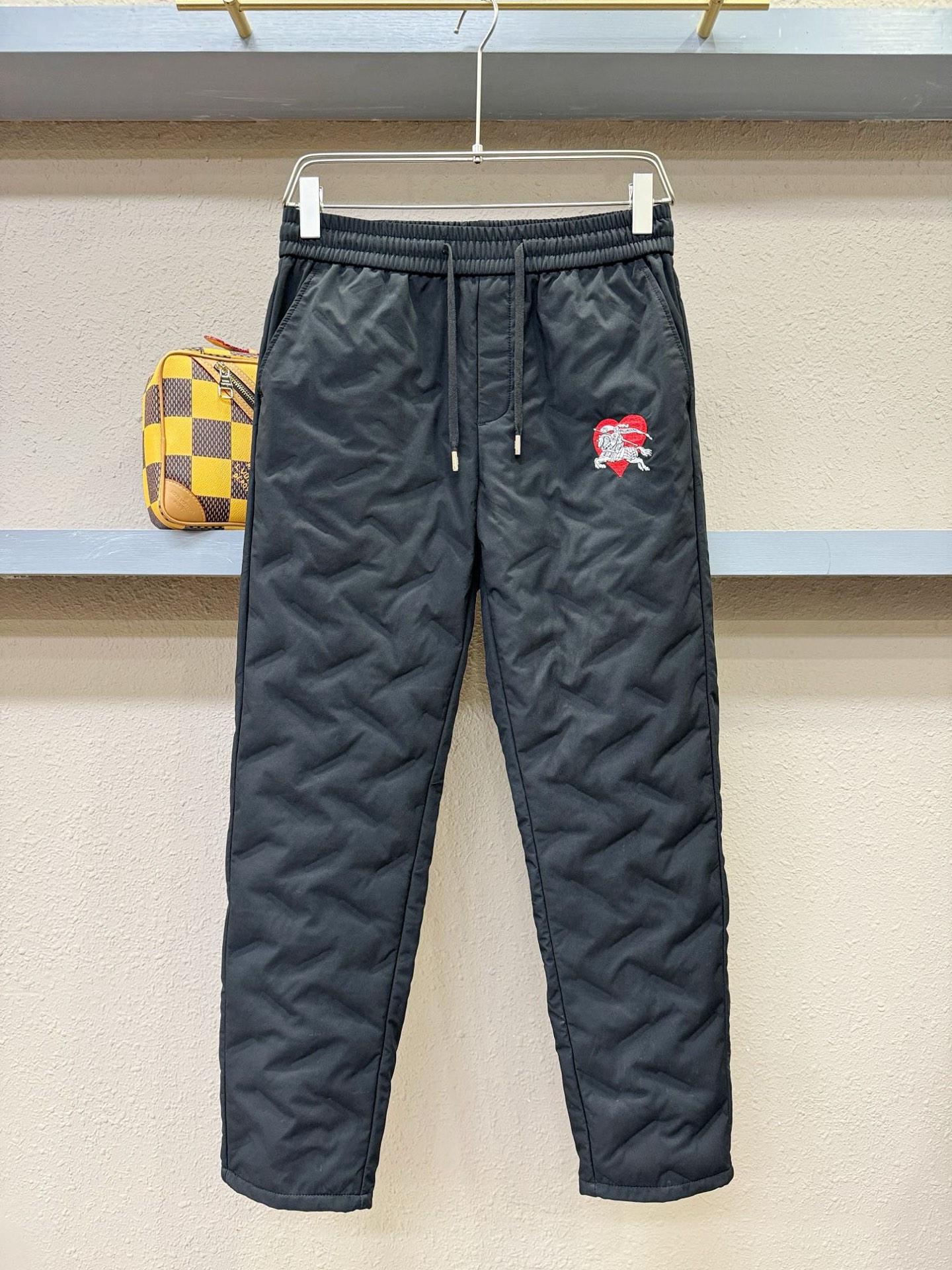 BURBERRY巴宝莉 秋冬新款防寒机能羽绒裤，经典羽绒长裤，防风防雨雪，内里大朵绒填充，舒适保暖。运动