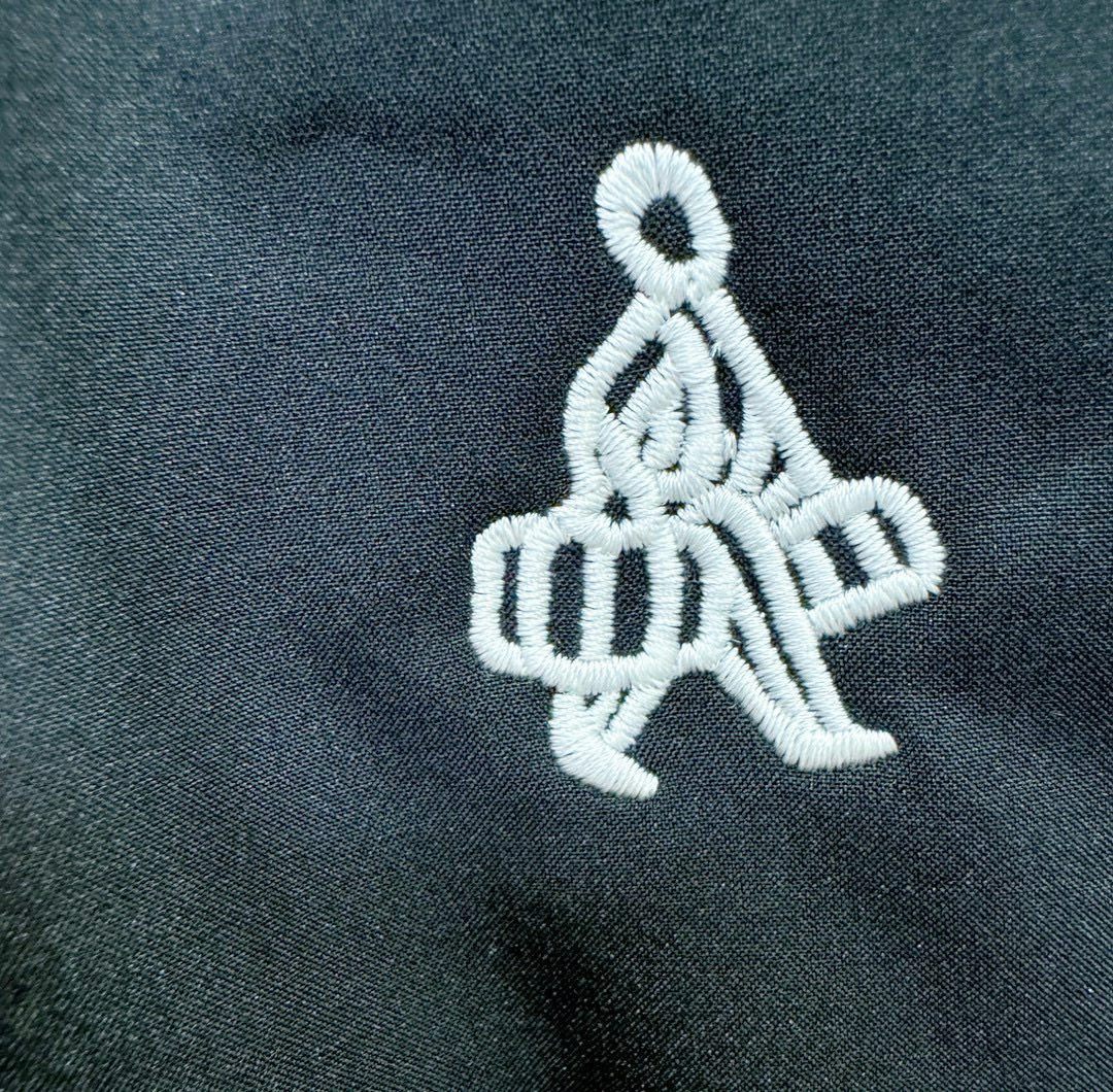 PRADA 普拉达 秋冬新款防寒机能羽绒裤，经典羽绒长裤，防风防雨雪，内里大朵绒填充，舒适保暖。运动时尚