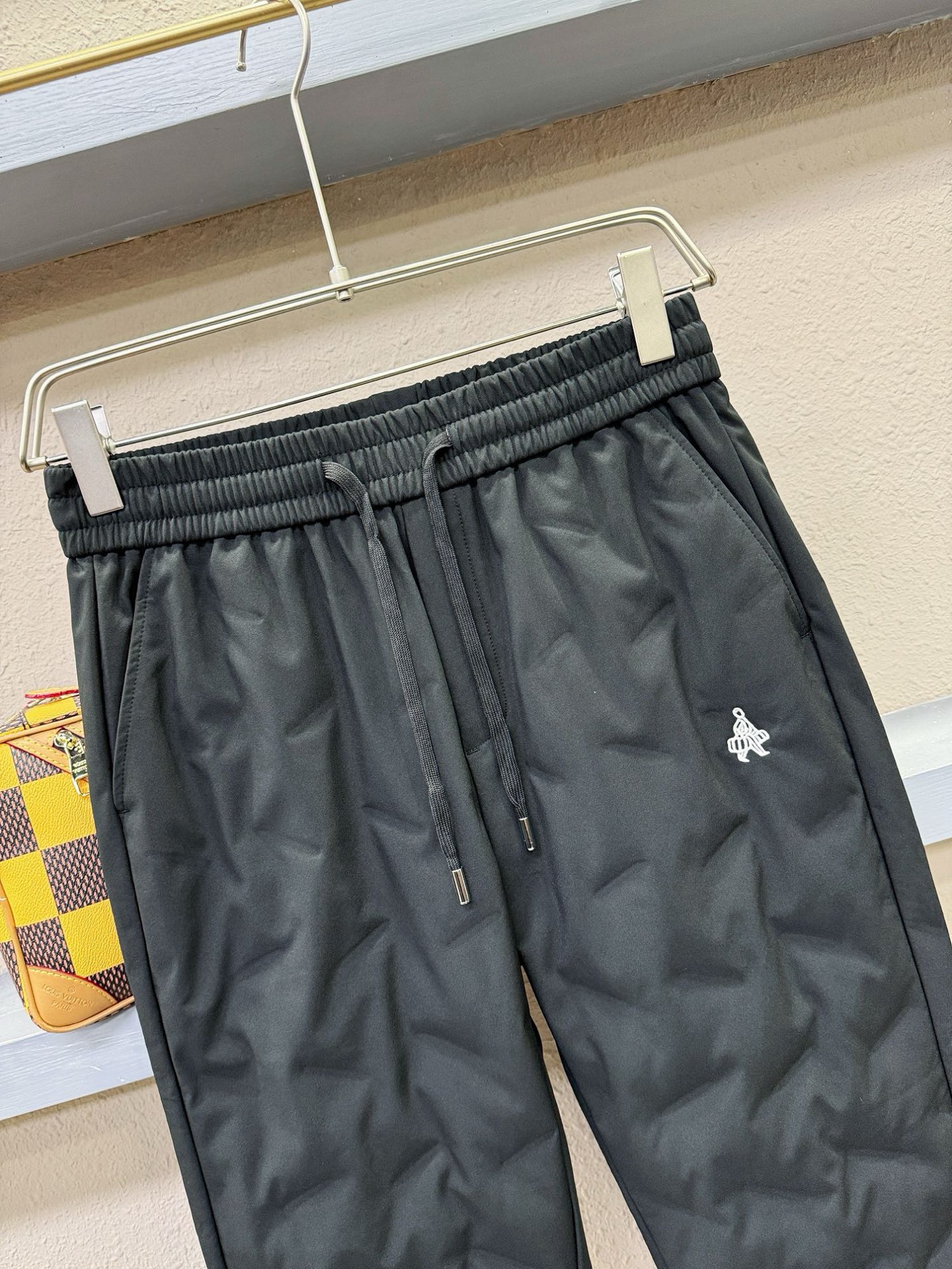 PRADA 普拉达 秋冬新款防寒机能羽绒裤，经典羽绒长裤，防风防雨雪，内里大朵绒填充，舒适保暖。运动时尚