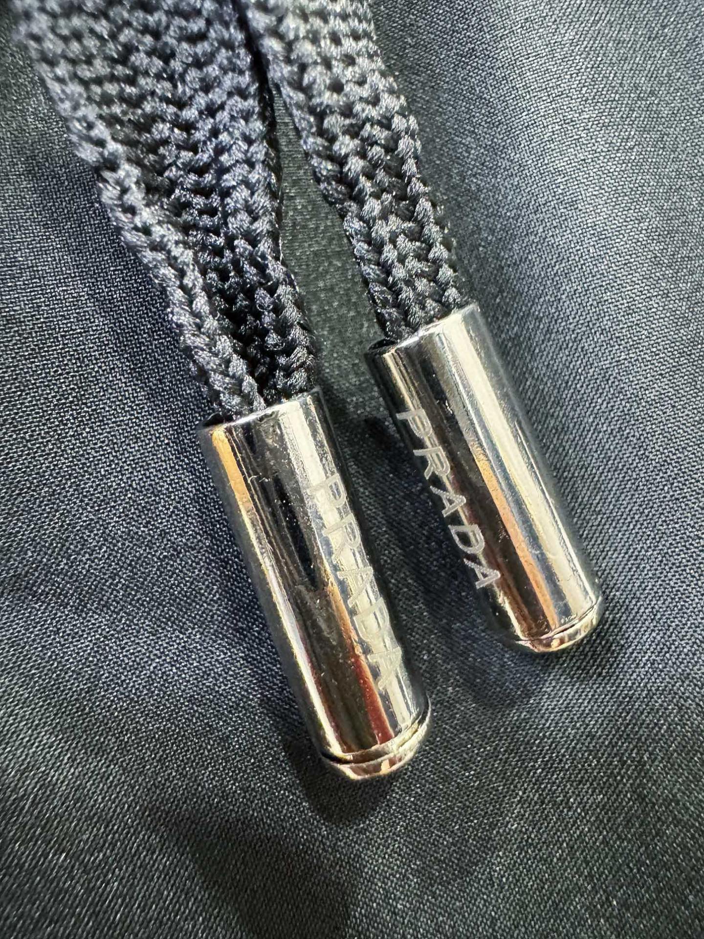 PRADA 普拉达 秋冬新款防寒机能羽绒裤，经典羽绒长裤，防风防雨雪，内里大朵绒填充，舒适保暖。运动时尚