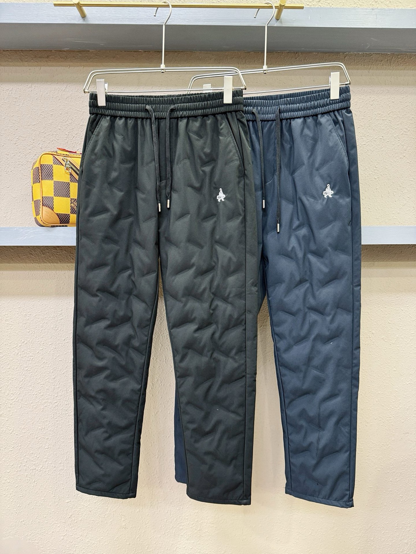 PRADA 普拉达 秋冬新款防寒机能羽绒裤，经典羽绒长裤，防风防雨雪，内里大朵绒填充，舒适保暖。运动时尚