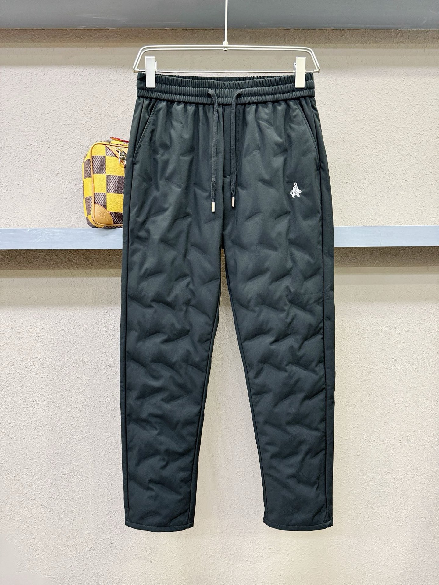 PRADA 普拉达 秋冬新款防寒机能羽绒裤，经典羽绒长裤，防风防雨雪，内里大朵绒填充，舒适保暖。运动时尚