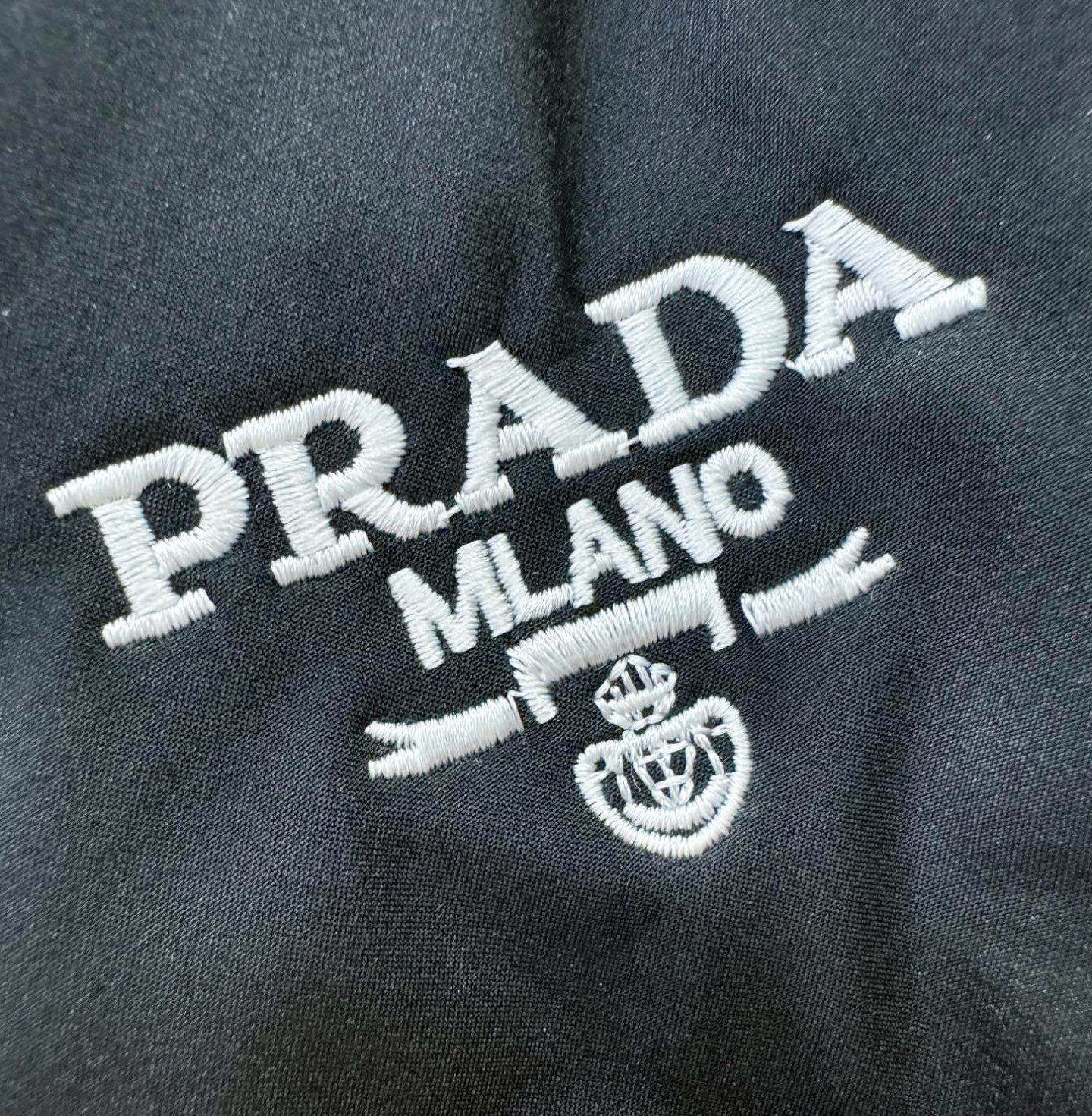 PRADA 普拉达 秋冬新款防寒机能羽绒裤，经典羽绒长裤，防风防雨雪，内里大朵绒填充，舒适保暖。运动时尚
