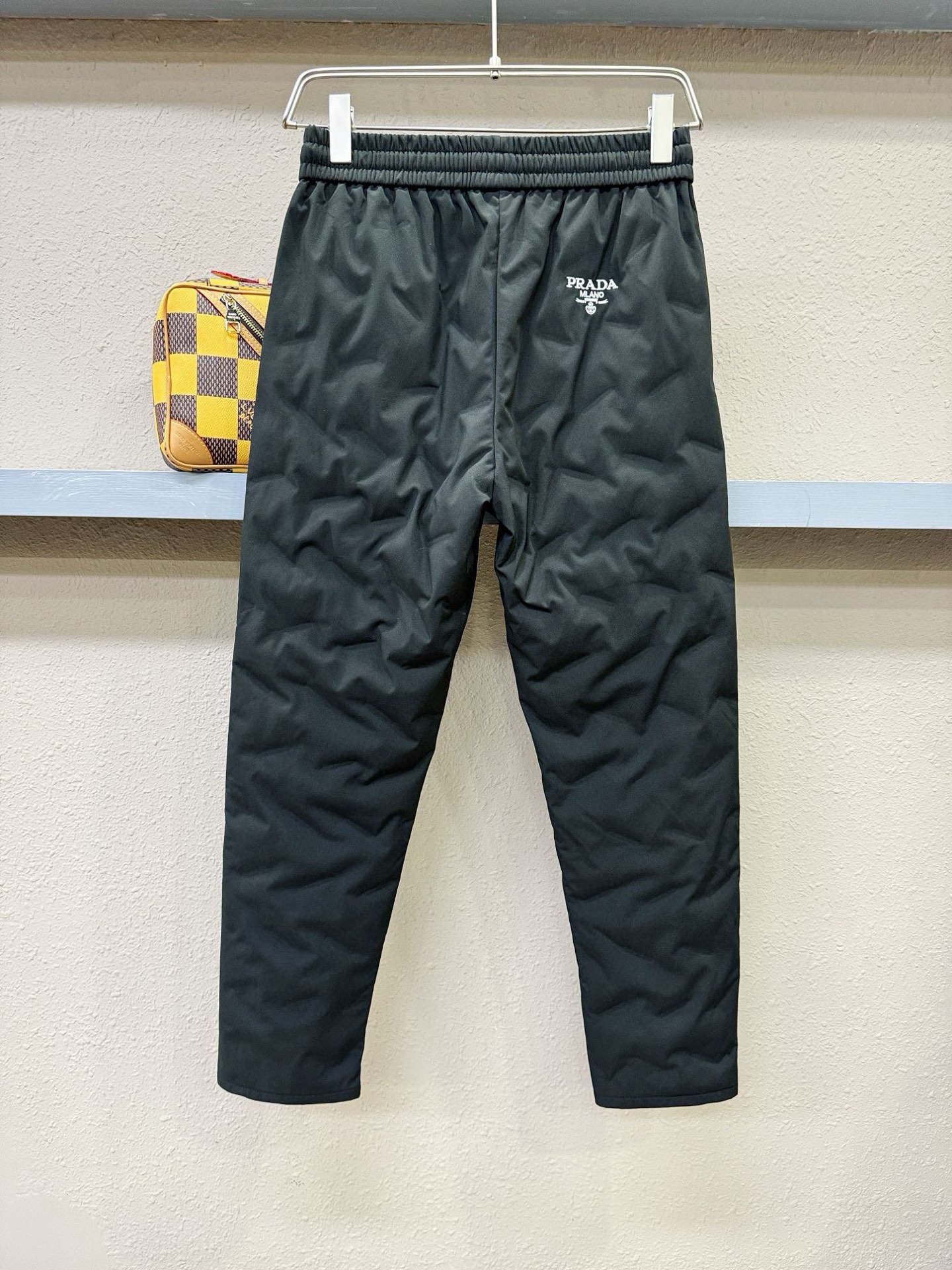 PRADA 普拉达 秋冬新款防寒机能羽绒裤，经典羽绒长裤，防风防雨雪，内里大朵绒填充，舒适保暖。运动时尚