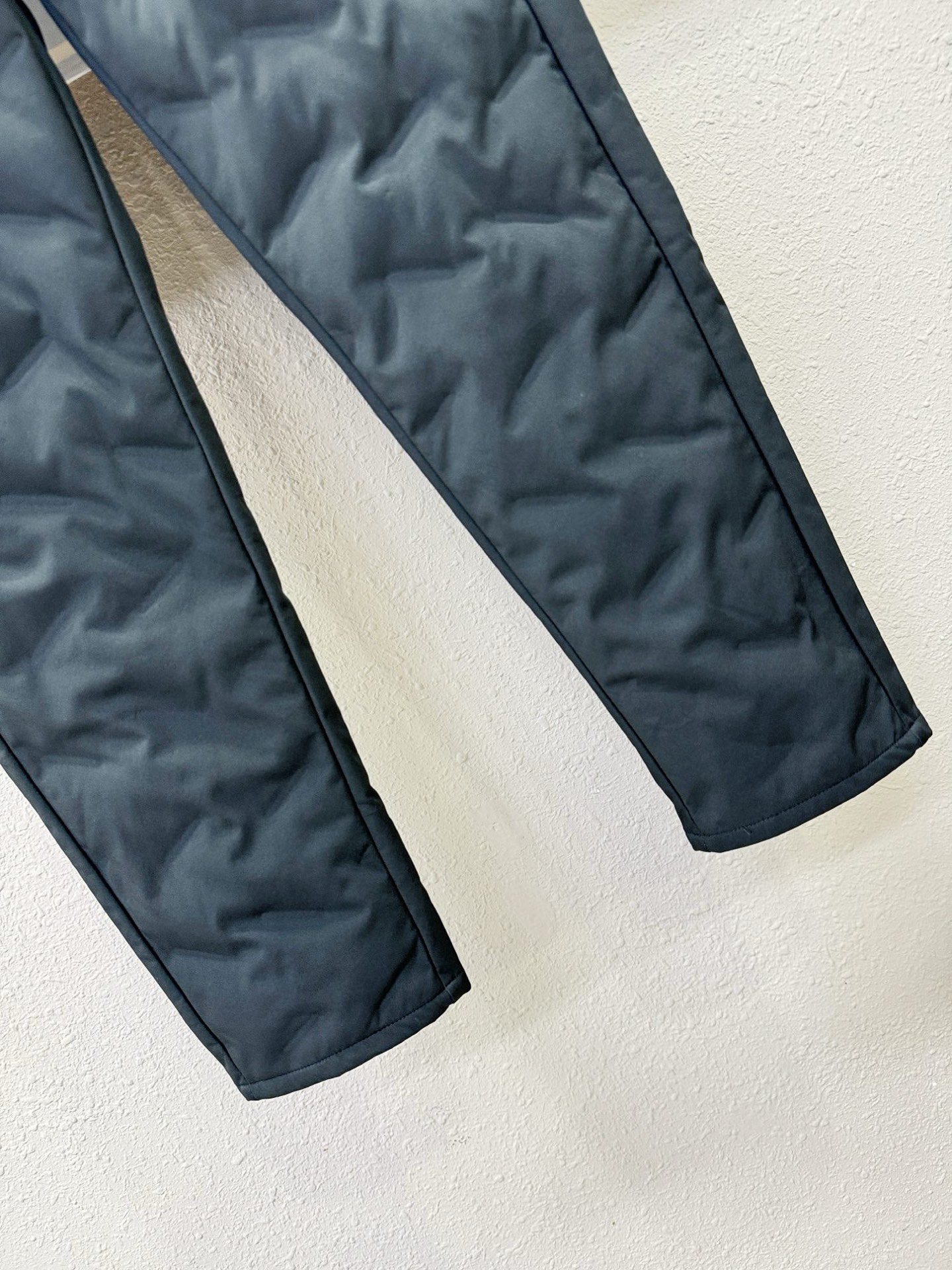 PRADA 普拉达 秋冬新款防寒机能羽绒裤，经典羽绒长裤，防风防雨雪，内里大朵绒填充，舒适保暖。运动时尚