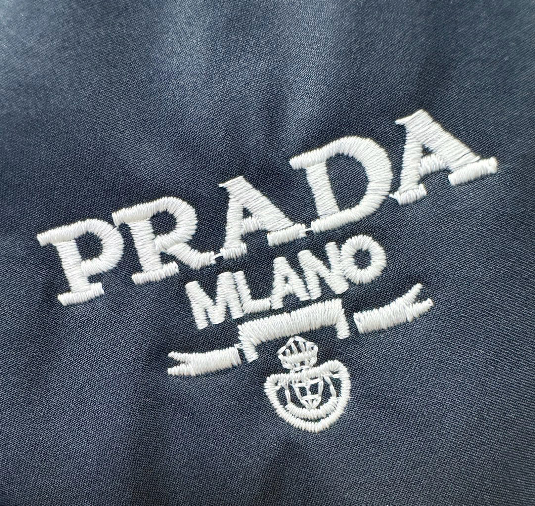 PRADA 普拉达 秋冬新款防寒机能羽绒裤，经典羽绒长裤，防风防雨雪，内里大朵绒填充，舒适保暖。运动时尚