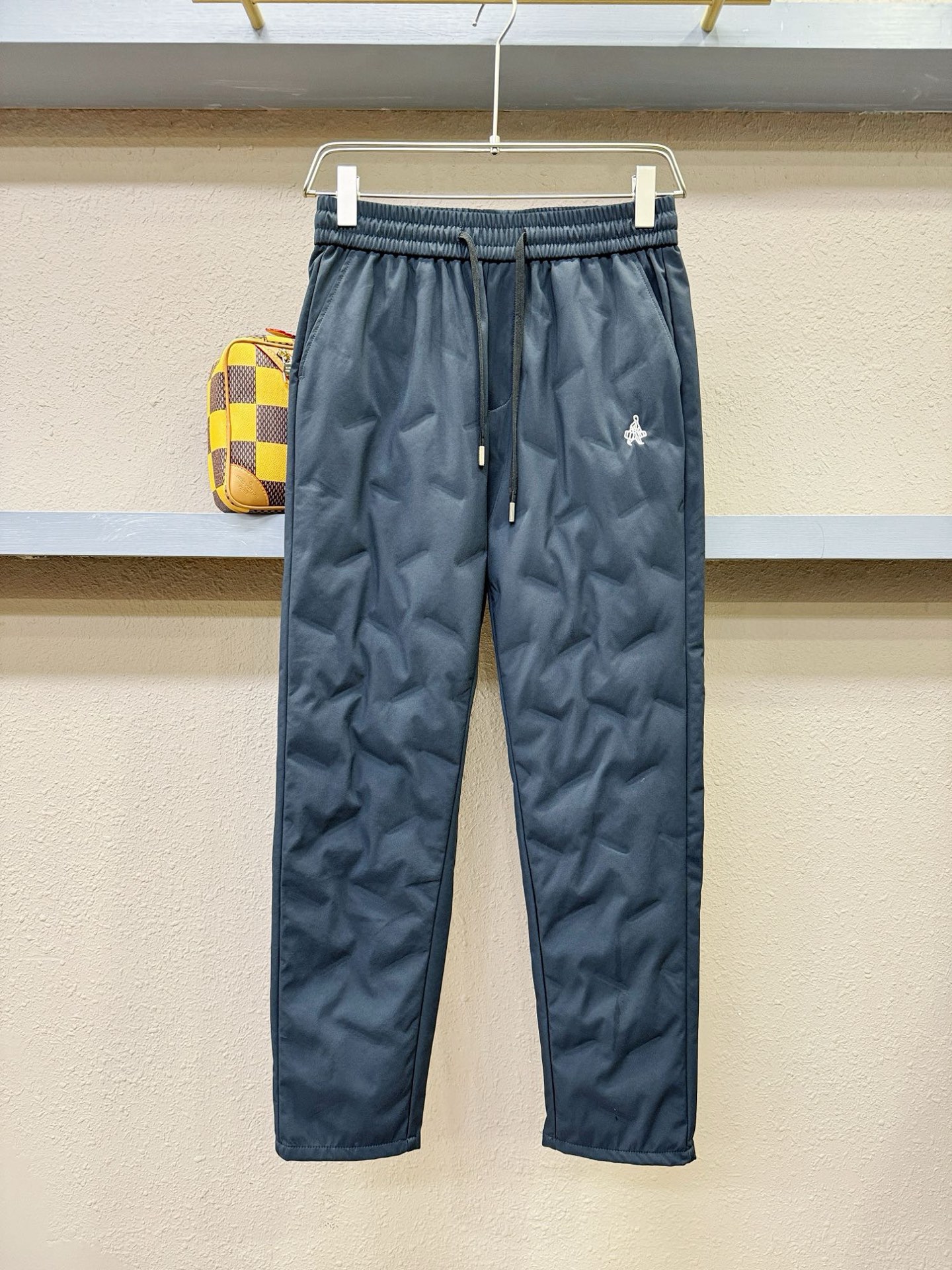 PRADA 普拉达 秋冬新款防寒机能羽绒裤，经典羽绒长裤，防风防雨雪，内里大朵绒填充，舒适保暖。运动时尚