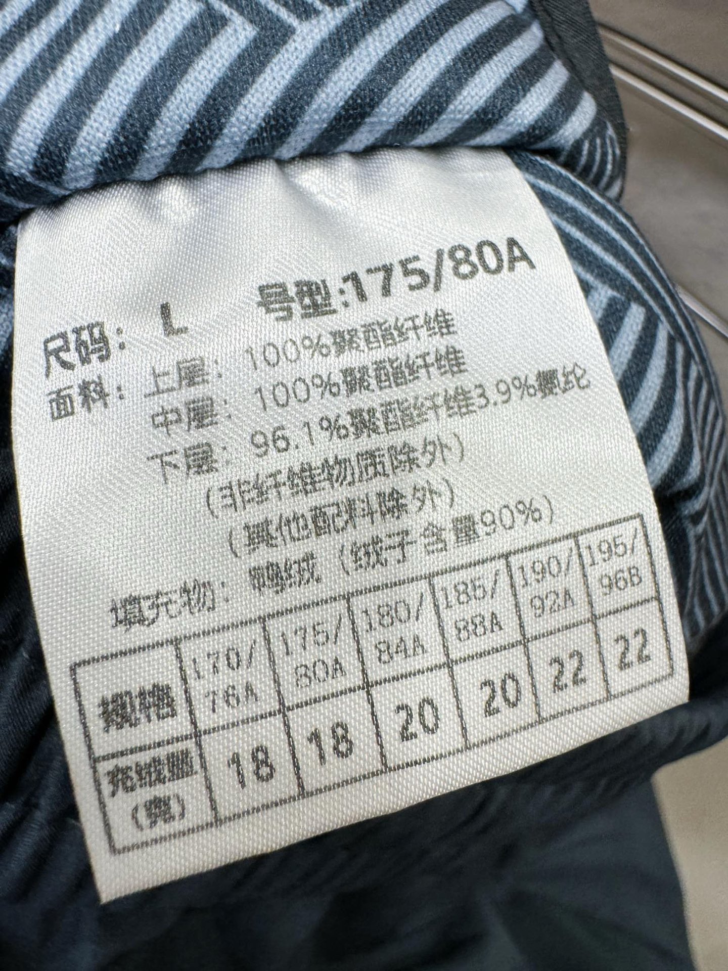 PRADA 普拉达 秋冬新款防寒机能羽绒裤，经典羽绒长裤，防风防雨雪，内里大朵绒填充，舒适保暖。运动时尚