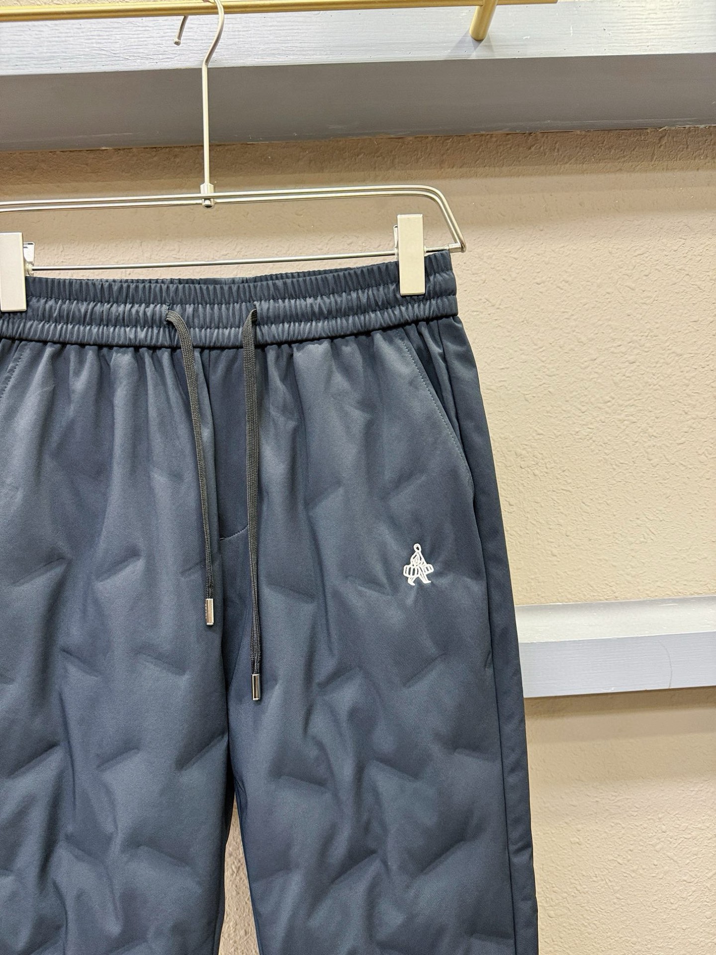 PRADA 普拉达 秋冬新款防寒机能羽绒裤，经典羽绒长裤，防风防雨雪，内里大朵绒填充，舒适保暖。运动时尚