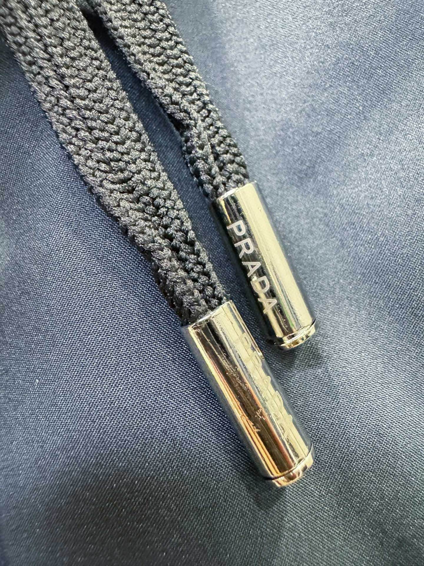 PRADA 普拉达 秋冬新款防寒机能羽绒裤，经典羽绒长裤，防风防雨雪，内里大朵绒填充，舒适保暖。运动时尚