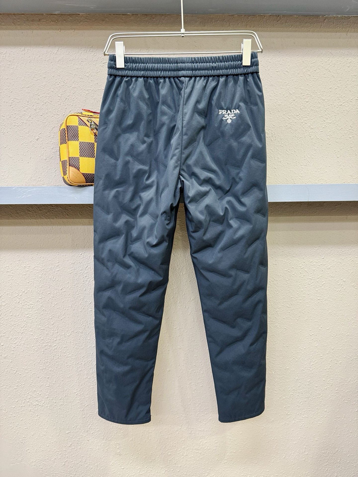 PRADA 普拉达 秋冬新款防寒机能羽绒裤，经典羽绒长裤，防风防雨雪，内里大朵绒填充，舒适保暖。运动时尚