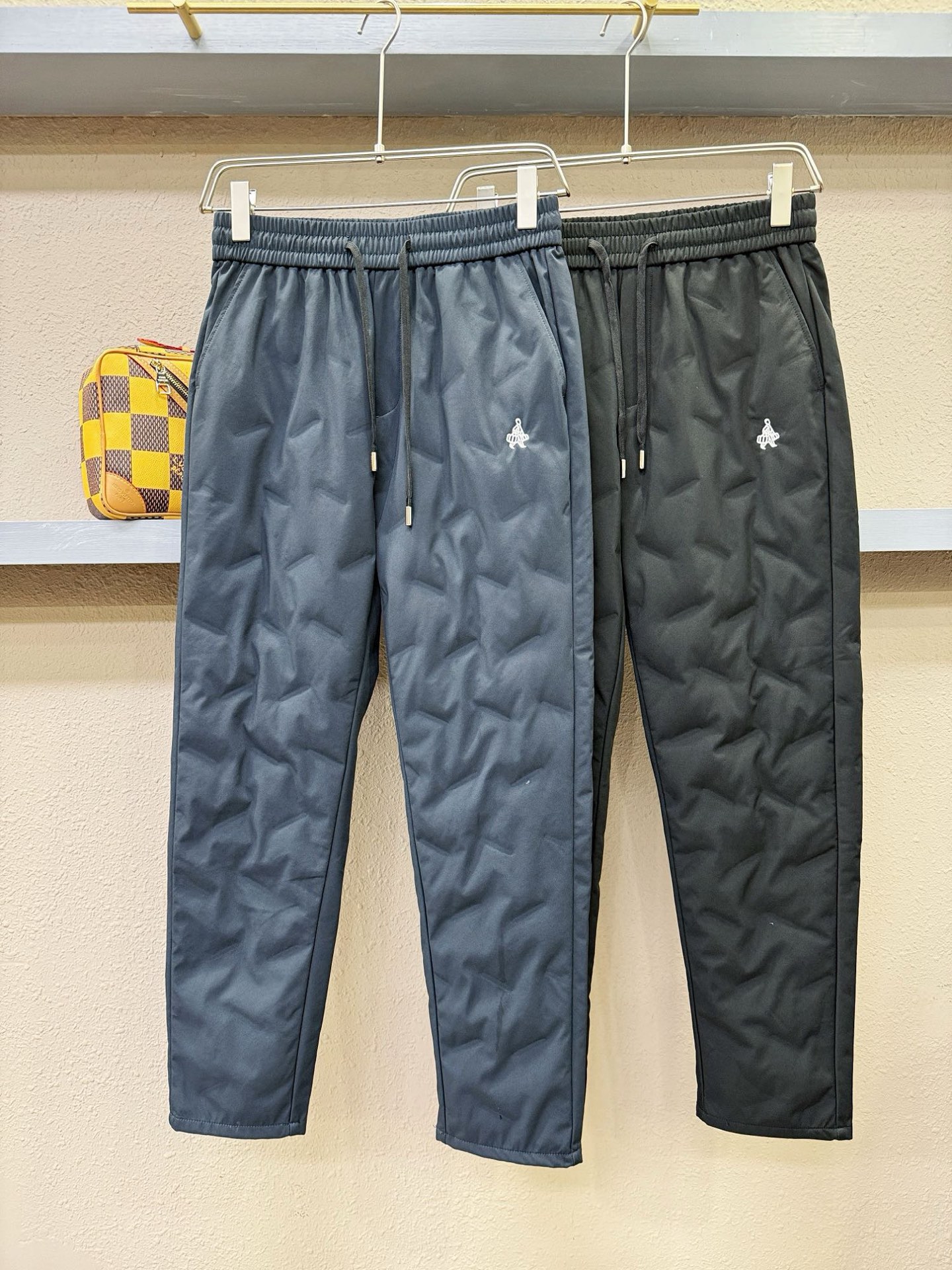 PRADA 普拉达 秋冬新款防寒机能羽绒裤，经典羽绒长裤，防风防雨雪，内里大朵绒填充，舒适保暖。运动时尚