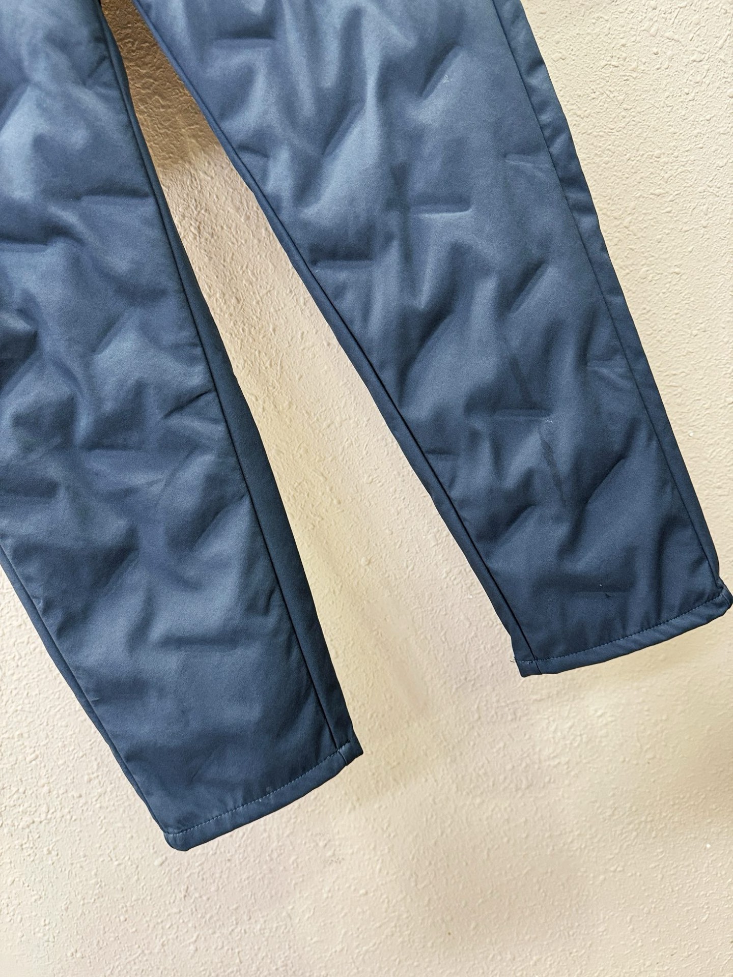 PRADA 普拉达 秋冬新款防寒机能羽绒裤，经典羽绒长裤，防风防雨雪，内里大朵绒填充，舒适保暖。运动时尚