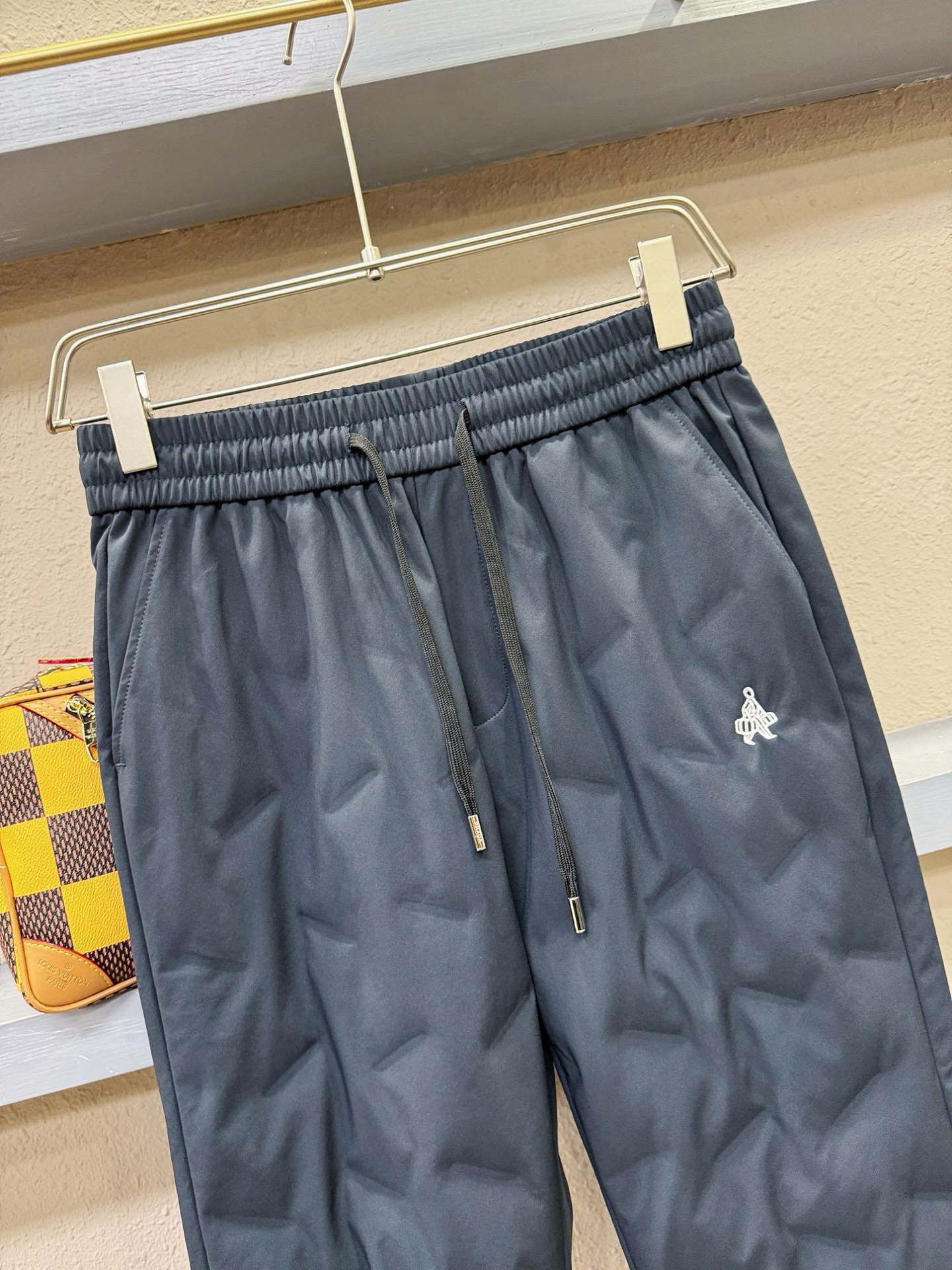 PRADA 普拉达 秋冬新款防寒机能羽绒裤，经典羽绒长裤，防风防雨雪，内里大朵绒填充，舒适保暖。运动时尚