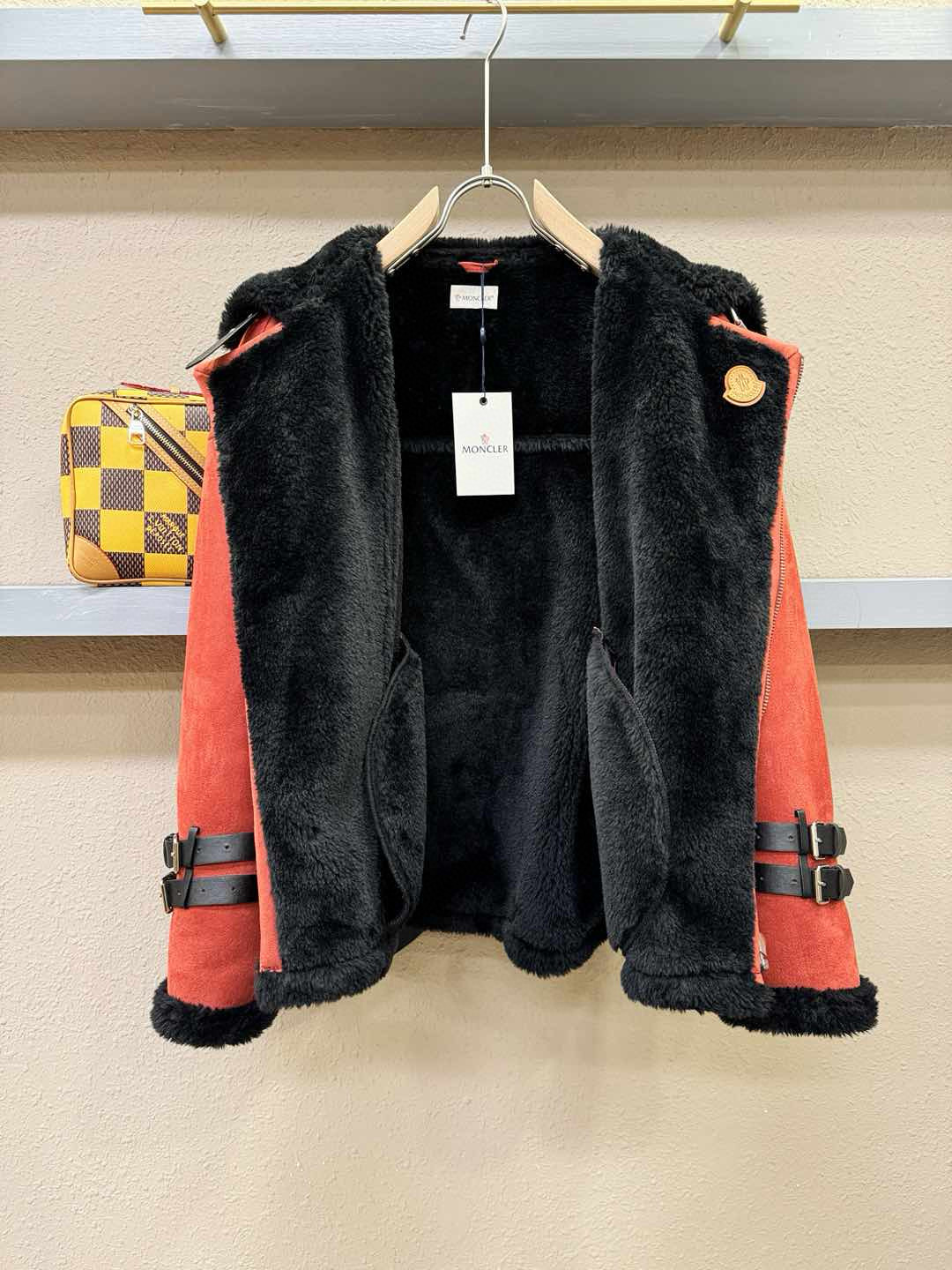 Moncler蒙口 新品皮毛一体，原生态人造皮面料；100%进口皮毛一体！采用进口人造皮皮料！皮料品质相