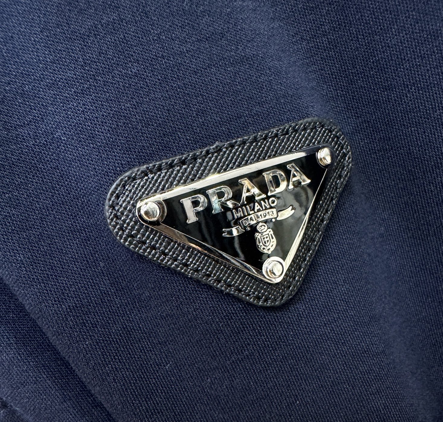 PRADA 普拉达 2025ss秋季新品 长袖翻领，经典Logo设计，百搭款 官网同步发售 定制面料，柔