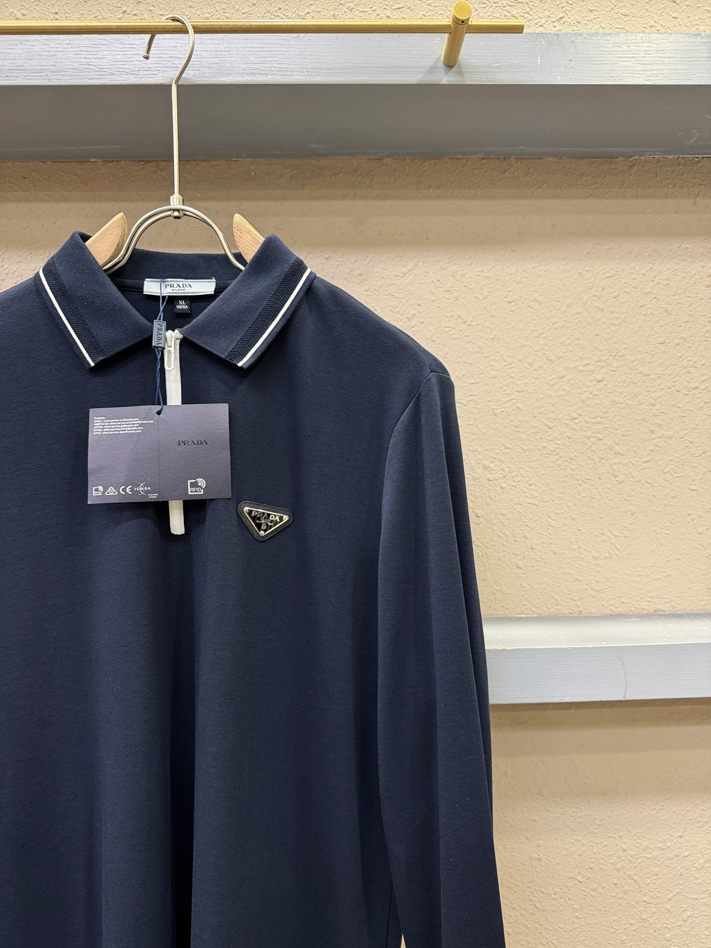 PRADA 普拉达 2025ss秋季新品 长袖翻领，经典Logo设计，百搭款 官网同步发售 定制面料，柔