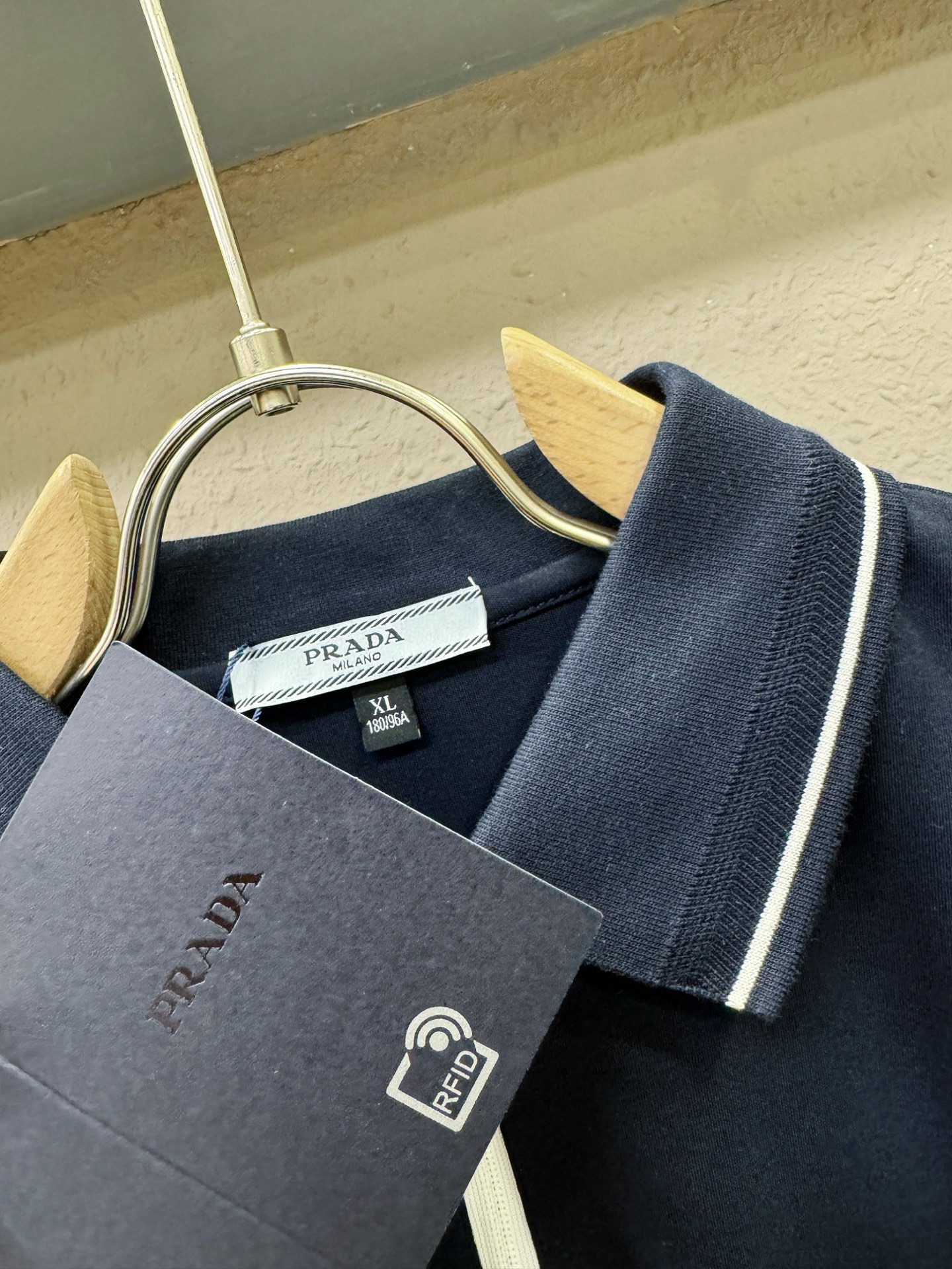 PRADA 普拉达 2025ss秋季新品 长袖翻领，经典Logo设计，百搭款 官网同步发售 定制面料，柔