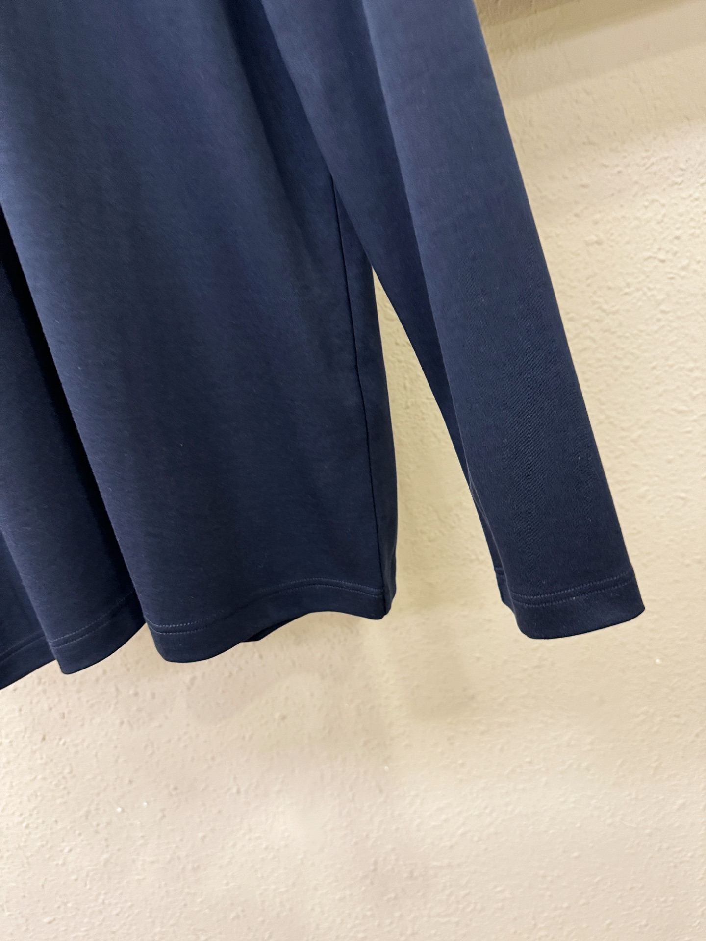 PRADA 普拉达 2025ss秋季新品 长袖翻领，经典Logo设计，百搭款 官网同步发售 定制面料，柔