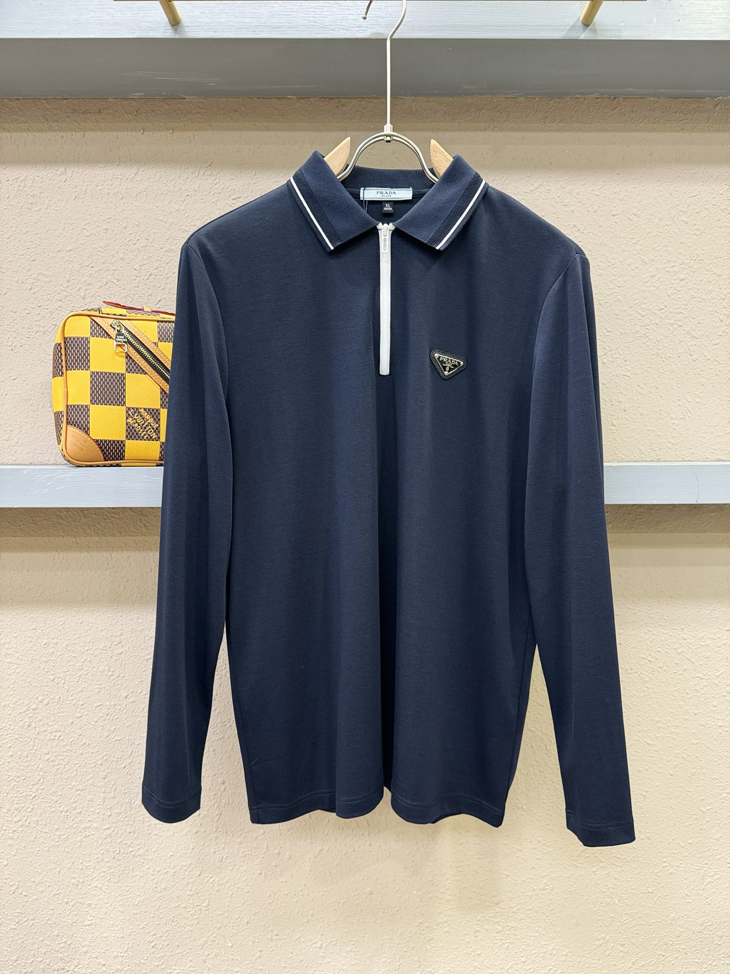 PRADA 普拉达 2025ss秋季新品 长袖翻领，经典Logo设计，百搭款 官网同步发售 定制面料，柔