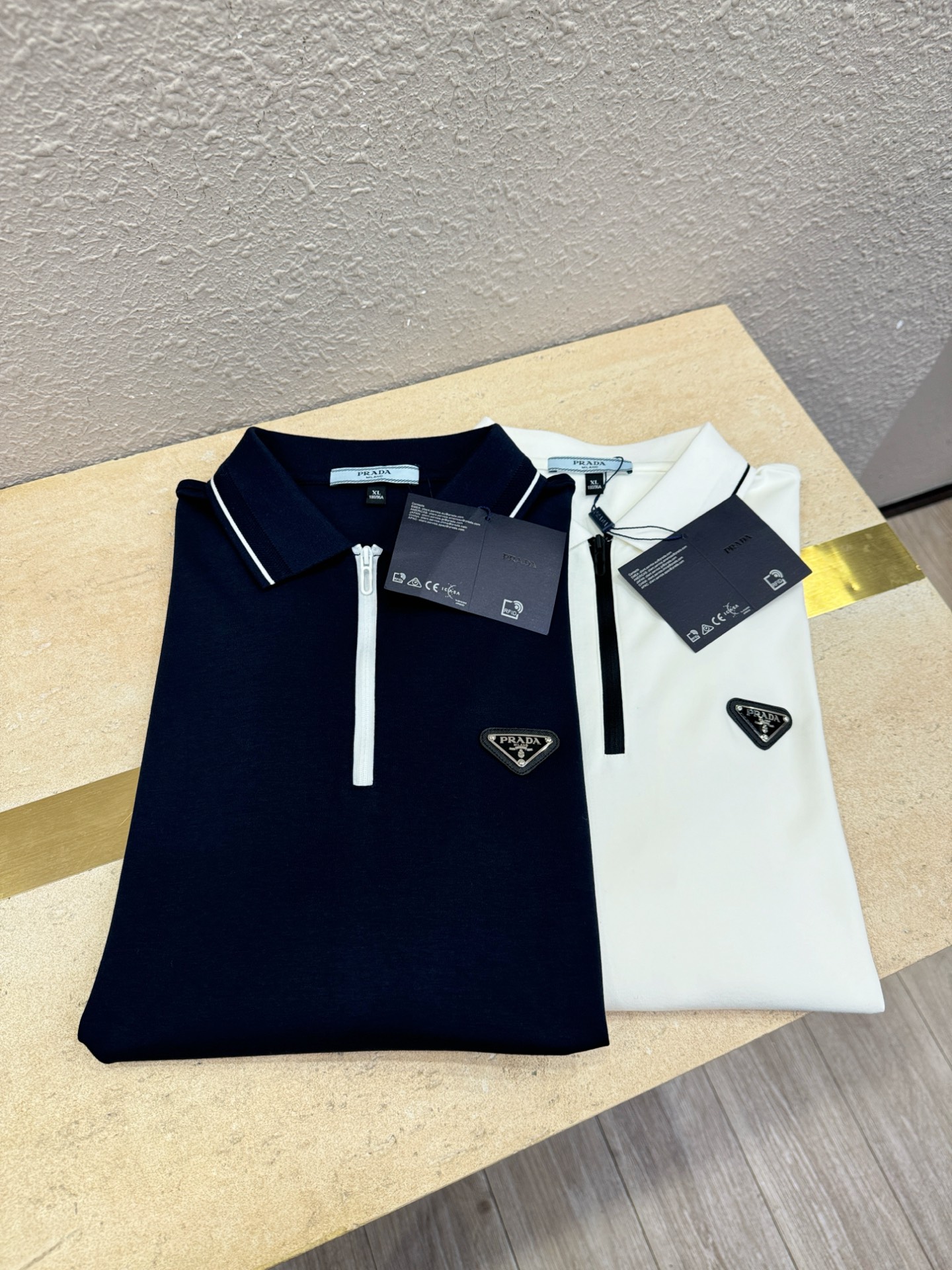 PRADA 普拉达 2025ss秋季新品 长袖翻领，经典Logo设计，百搭款 官网同步发售 定制面料，柔